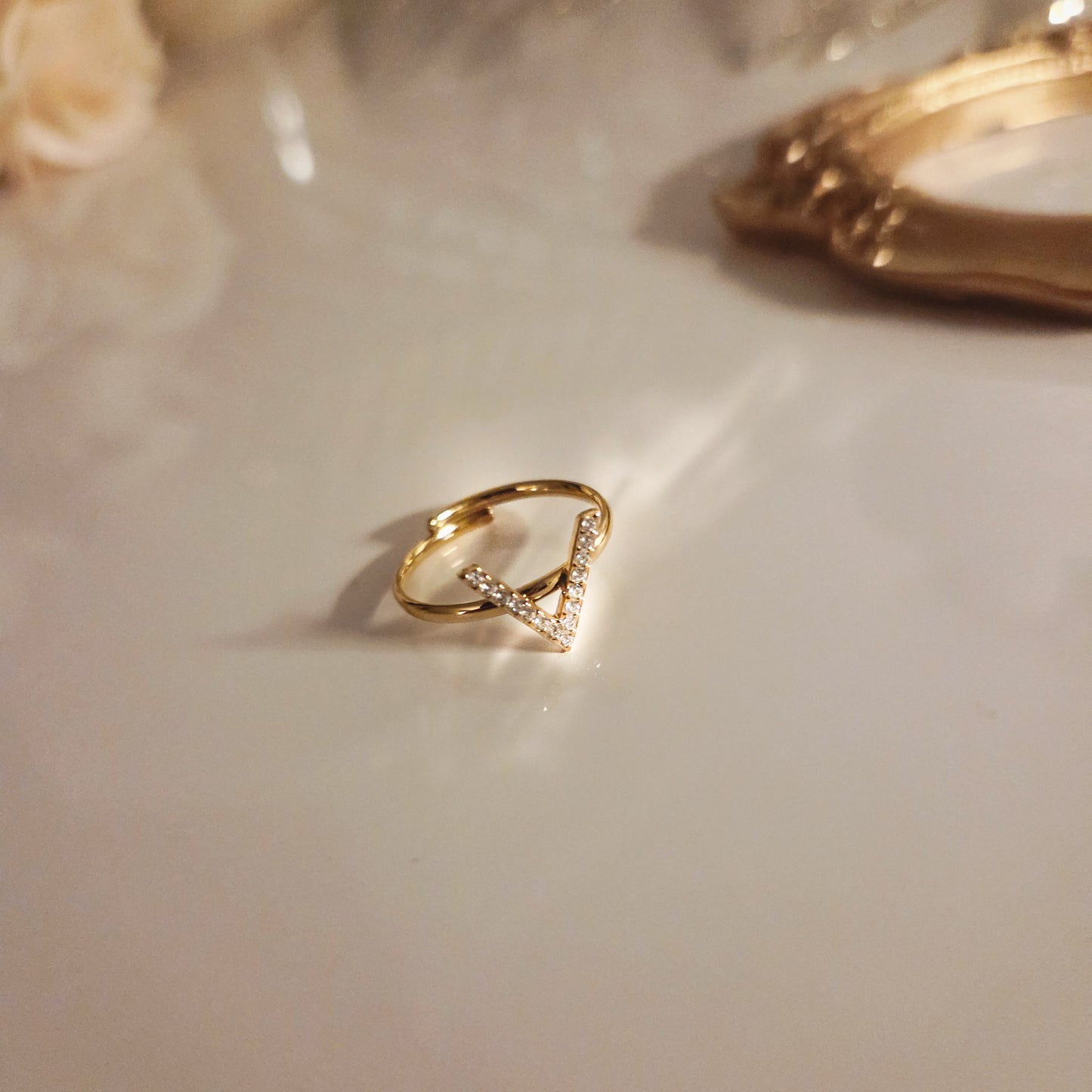 Bague V pavée – minimalisme élégant