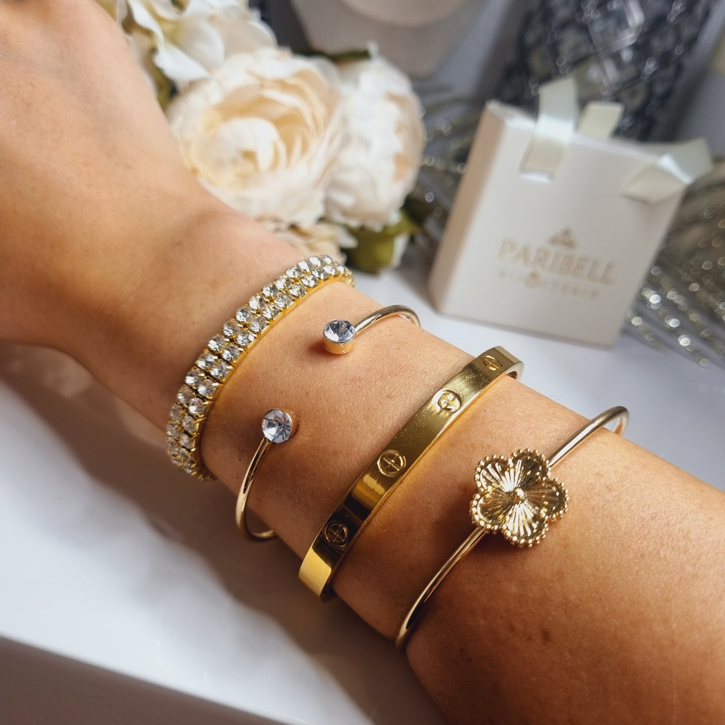 Vue portée des bracelets dorés sur poignet