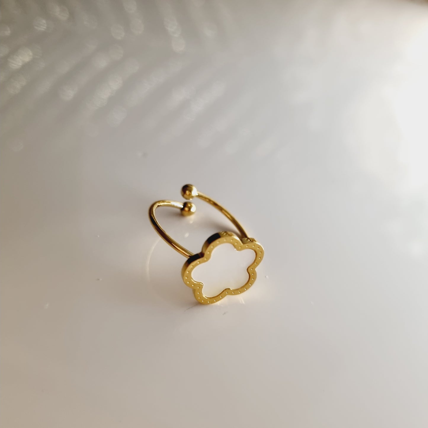 Bague en acier inoxydable couleur or et blanc nacre Taille réglable, convient à toutes les tailles de doigts. L'acier chirurgical / inox / inoxydable (peut être appelé de plusieurs manières différentes) résiste à l'eau et à tout type de liquide. Vous pouvez dormir avec, vous laver/baigner avec, faire du ménage avec sans craindre que la bague ne s'abime. Cette matière garde son éclat au fil des années et est hypoallergénique, elle convient donc pour les personnes sujettes aux allergies.