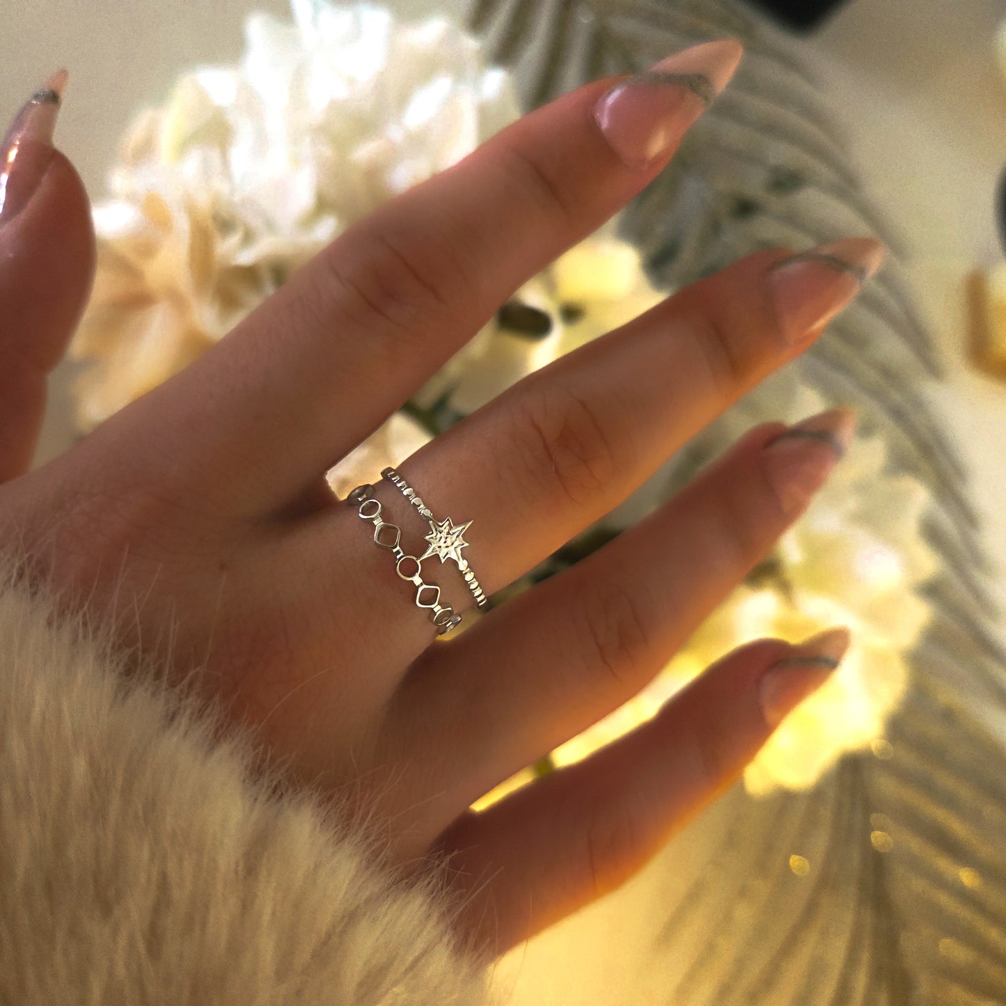 Bague argentée en acier inoxydable vue portée. Double bague avec étoile