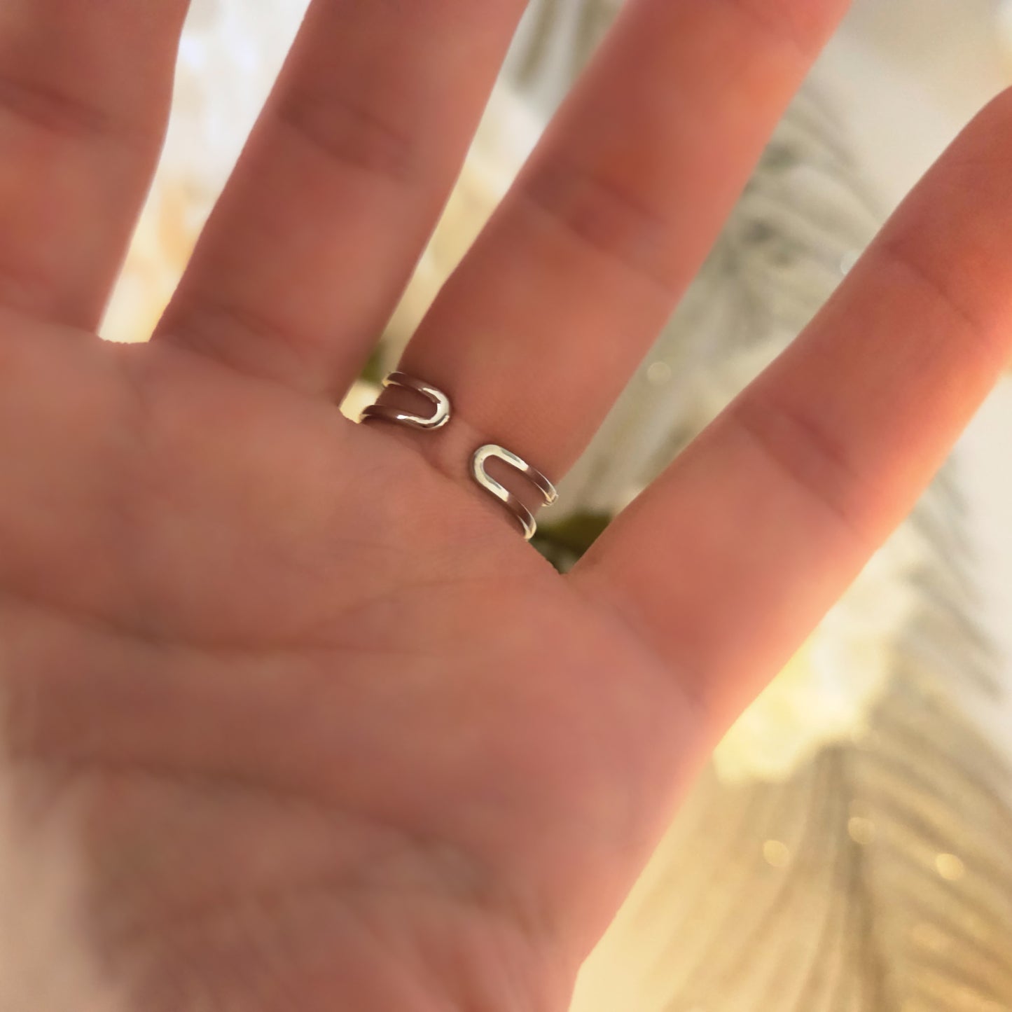 Zoom sur l'arrière de la bague ajustable en acier inoxydable argenté