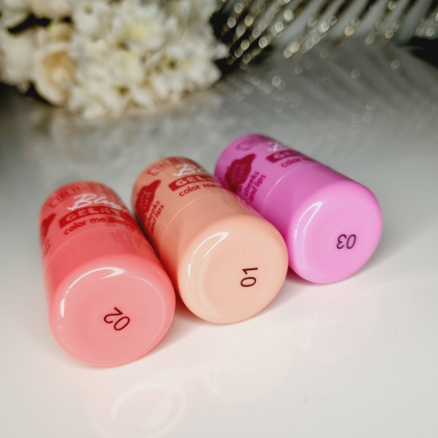 Gelly blush, vue des différentes teintes. De gauche à droite : couleur pêche, neuge, et rose. Idéal pour maquiller les joues et lèvres. Convient pour le maquillage de tous les jours, pour un effet bonne mine.