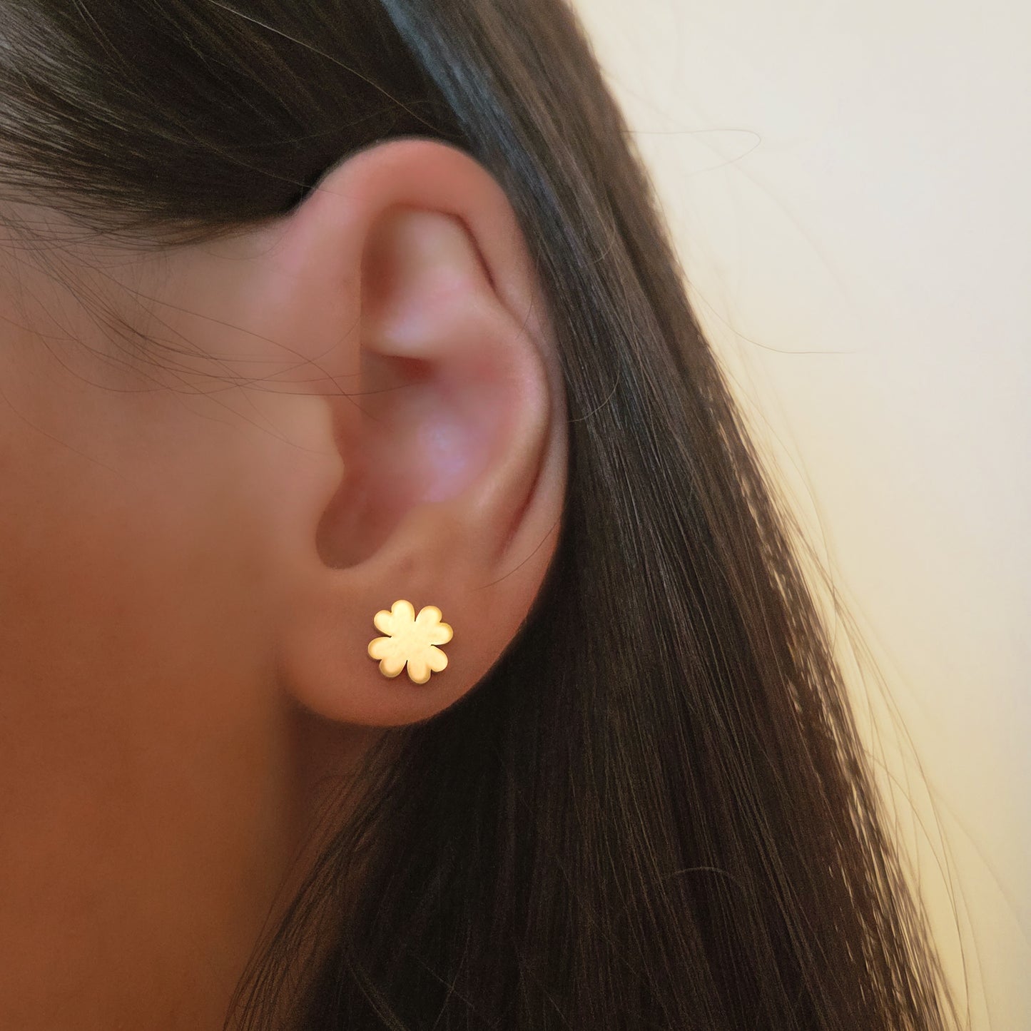 Boucles d’oreilles puces trèfle à 4 feuilles – Élégance discrète au quotidien