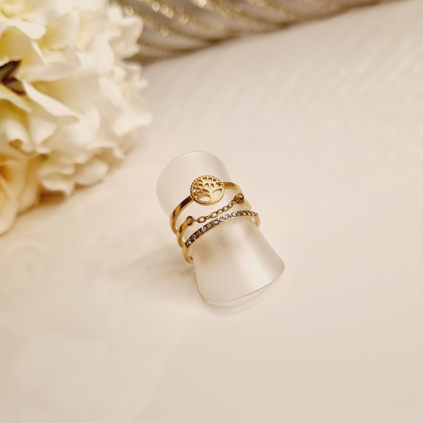 Bague dorée multirang en acier inoxydable. Motif arbre, symbole de famille, avec maille, couleur or. Taille réglable, convient pour toutes les tailles de doigts, peut se serrer et se desserrer. L'acier inoxydable résiste à l'eau et à tout type de liquide, ne rouille pas, garde son éclat au fil des années et est hypoallergénique, elle convient donc pour les personnes sujettes aux allergies. 