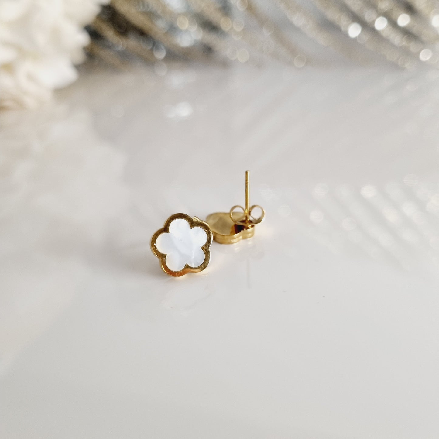 Boucles d'oreilles dorées avec fleur à pièrre blanche nacrée Acier inoxydable