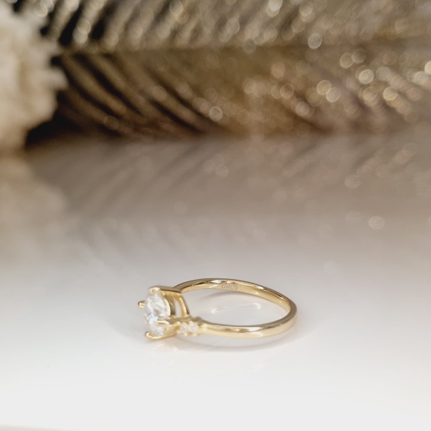 Bague dorée vue de profil avec sa pierre précieuse