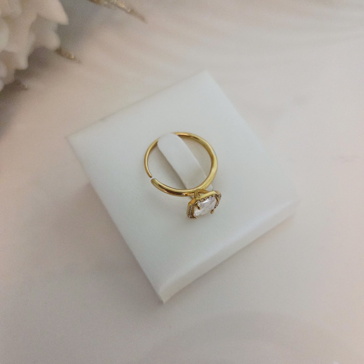 Bague de fiançailles dorée en acier inoxydable – Zircon carré et éclats brillants
