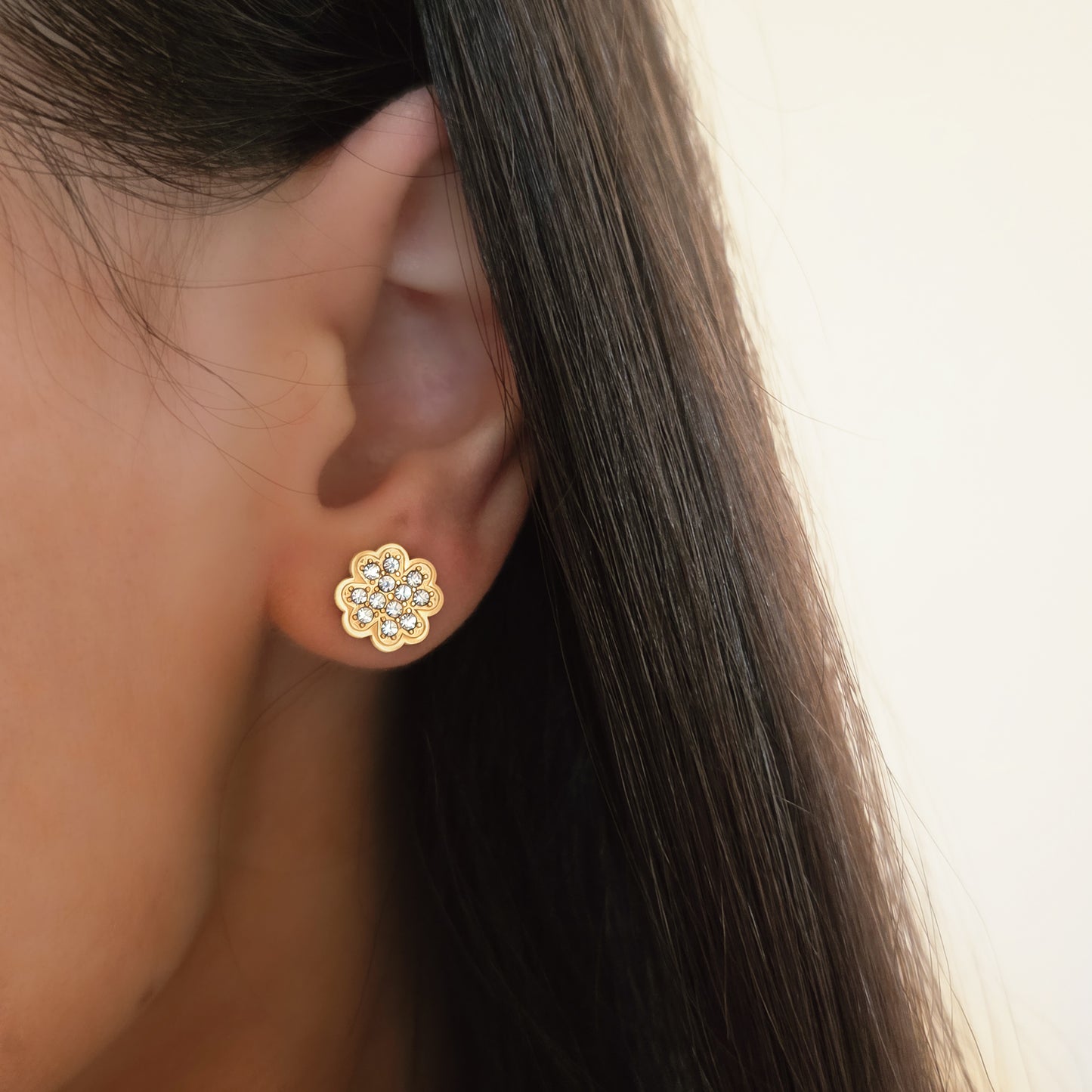 Boucles d’oreilles puces Fleur Cristal – Brillance subtile, charme assuré ✨