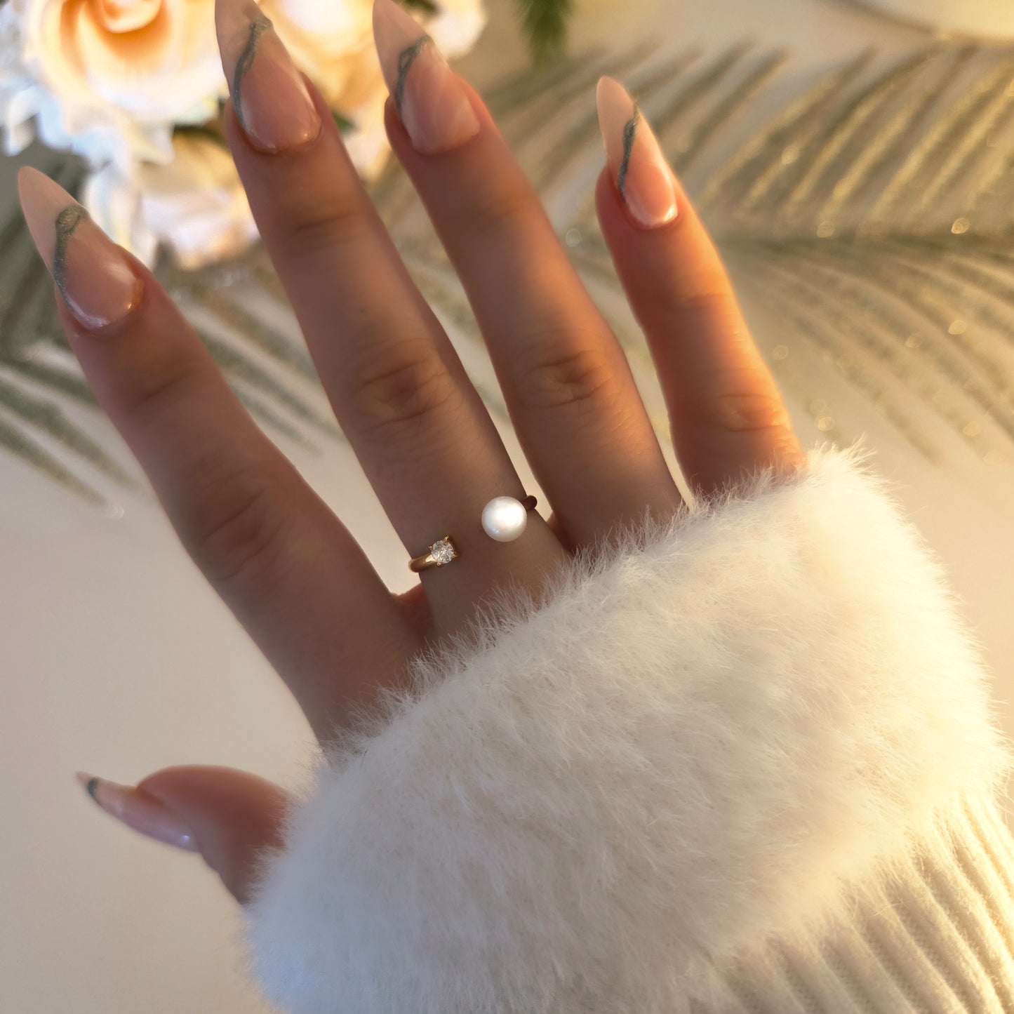 Bague dorée en acier inoxydable sertie d’une perle et d’un zircon étincelant