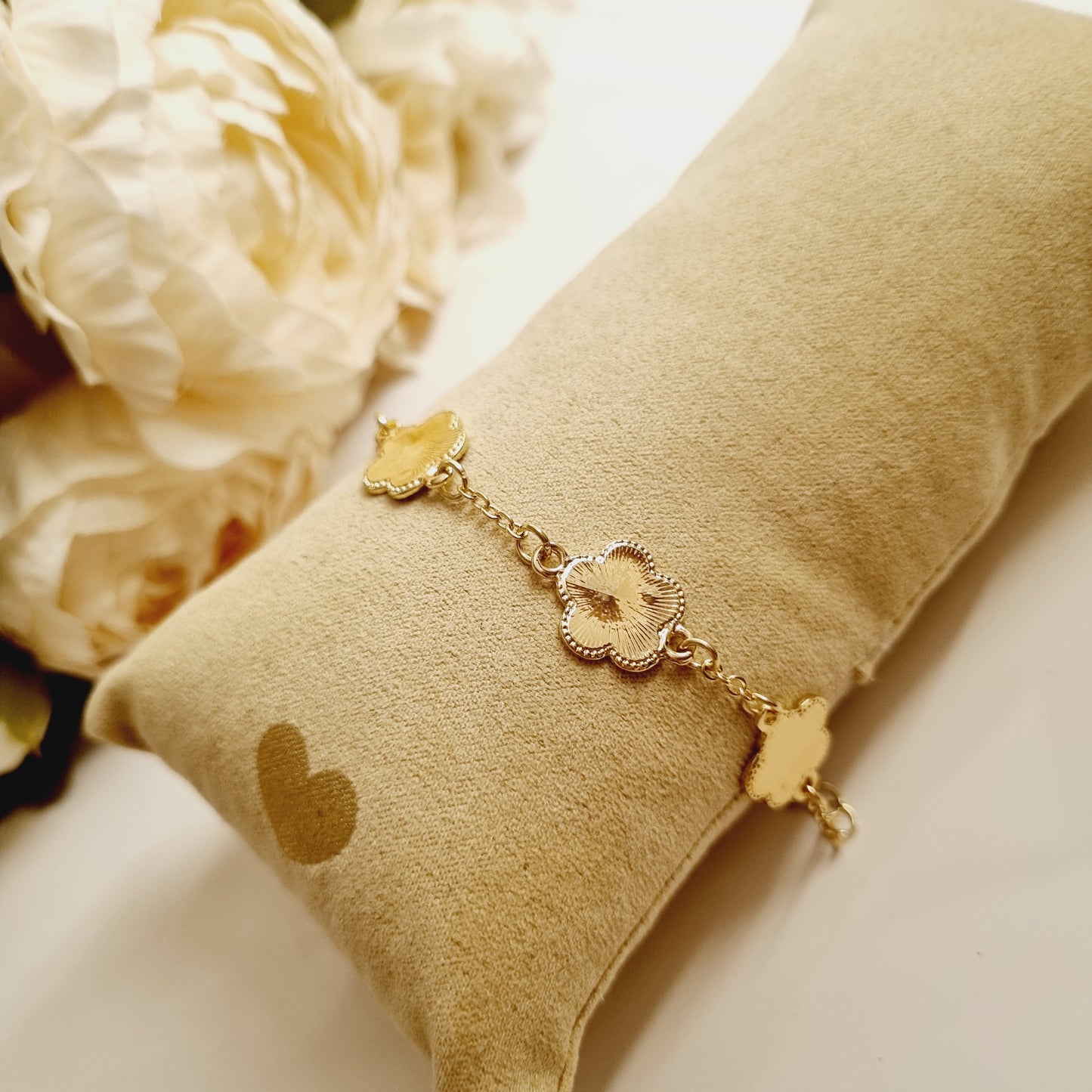 Découvrez notre bracelet doré avec un trèfle à 5 feuilles, un symbole de chance et d'élégance. Ce bracelet ajustable s'adapte parfaitement à votre poignet, ajoutant une touche de style et de raffinement à votre tenue. Caractéristiques : - **Design** : Trèfle à 5 feuilles - **Couleur** : Doré - **Ajustabilité** : Taille ajustable Ce bracelet est idéal pour toutes les occasions et fait un cadeau parfait pour ceux qui apprécient les symboles de bonne fortune.