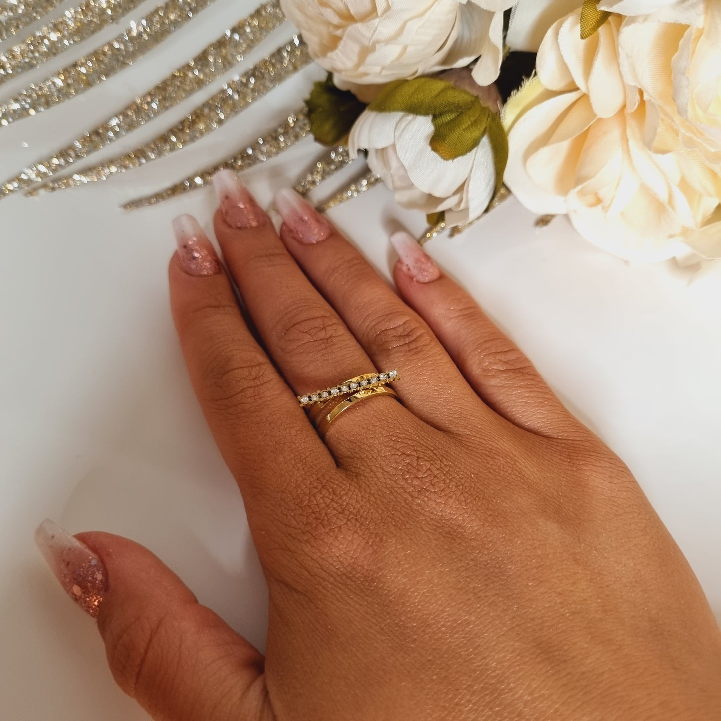 Bague en acier inoxydable couleur or avec barre à strass Taille réglable, convient pour toutes les tailles de doigts, peut se serrer et se desserrer. L'acier chirurgical / inox / inoxydable (peut être appelé de plusieurs manières différentes) résiste à l'eau et à tout type de liquide. Cette matière garde son éclat au fil des années et est hypoallergénique, elle convient donc pour les personnes sujettes aux allergies.