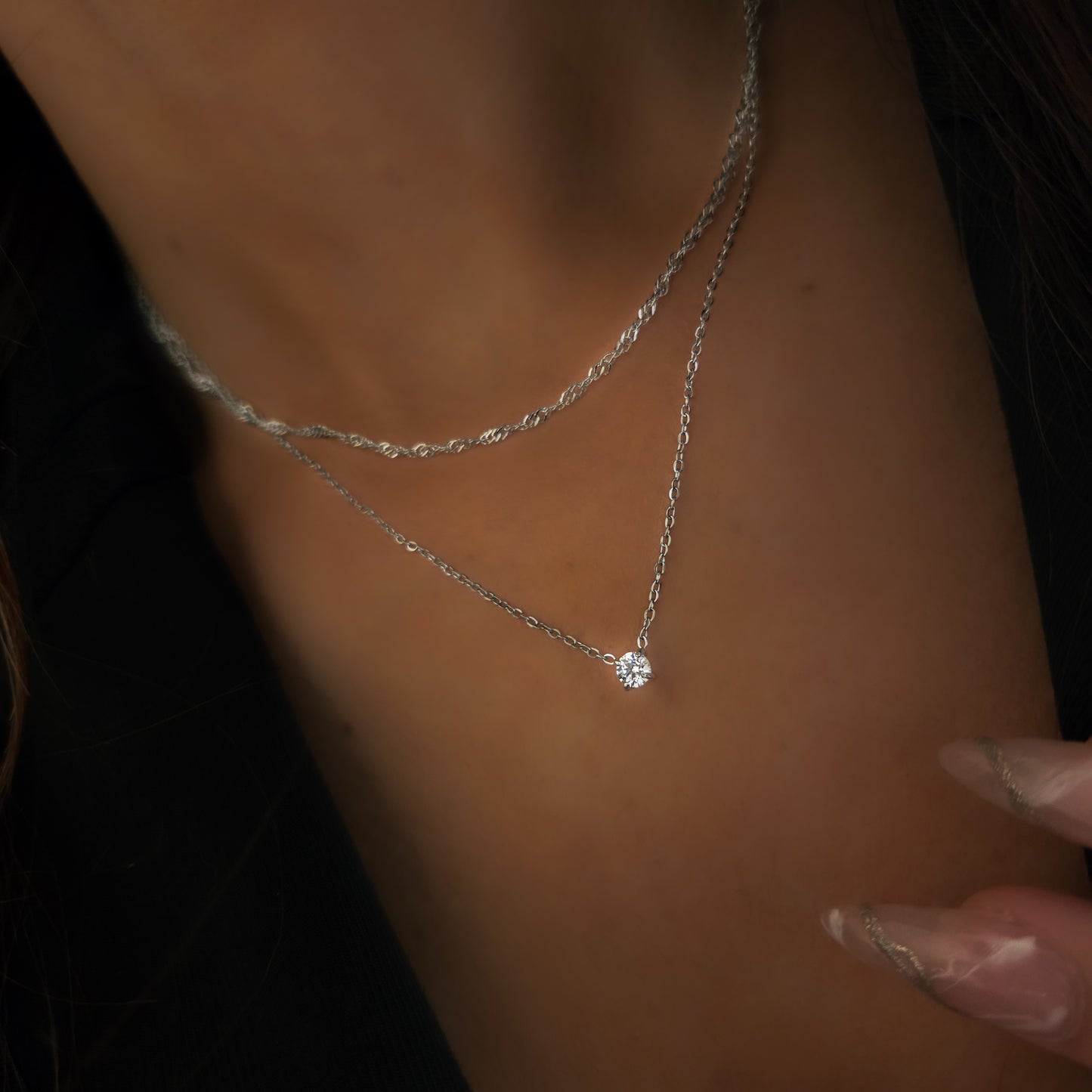 Collier argenté en acier inoxydable, pendentif zircon solitaire. Minimaliste, chic et intemporel, parfait en bijou raffiné ou cadeau élégant.