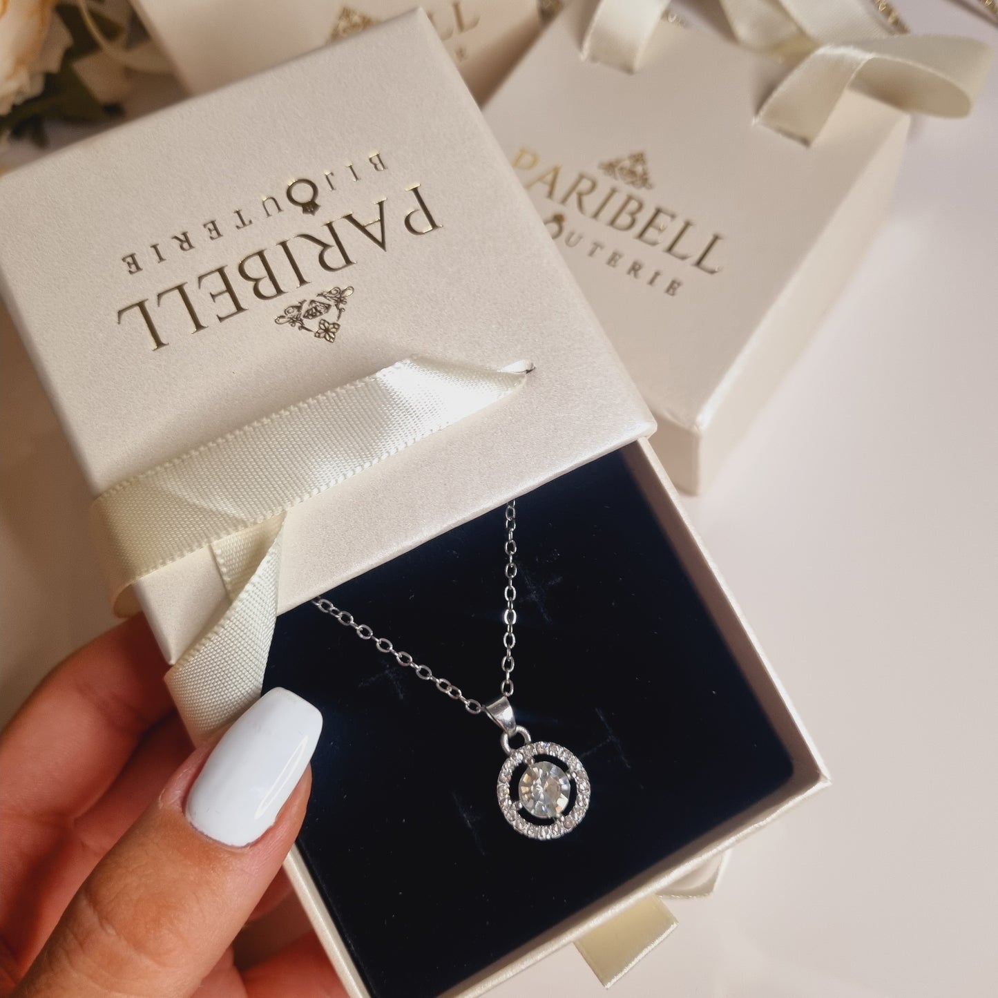 collier argenté et sa boite à bijoux