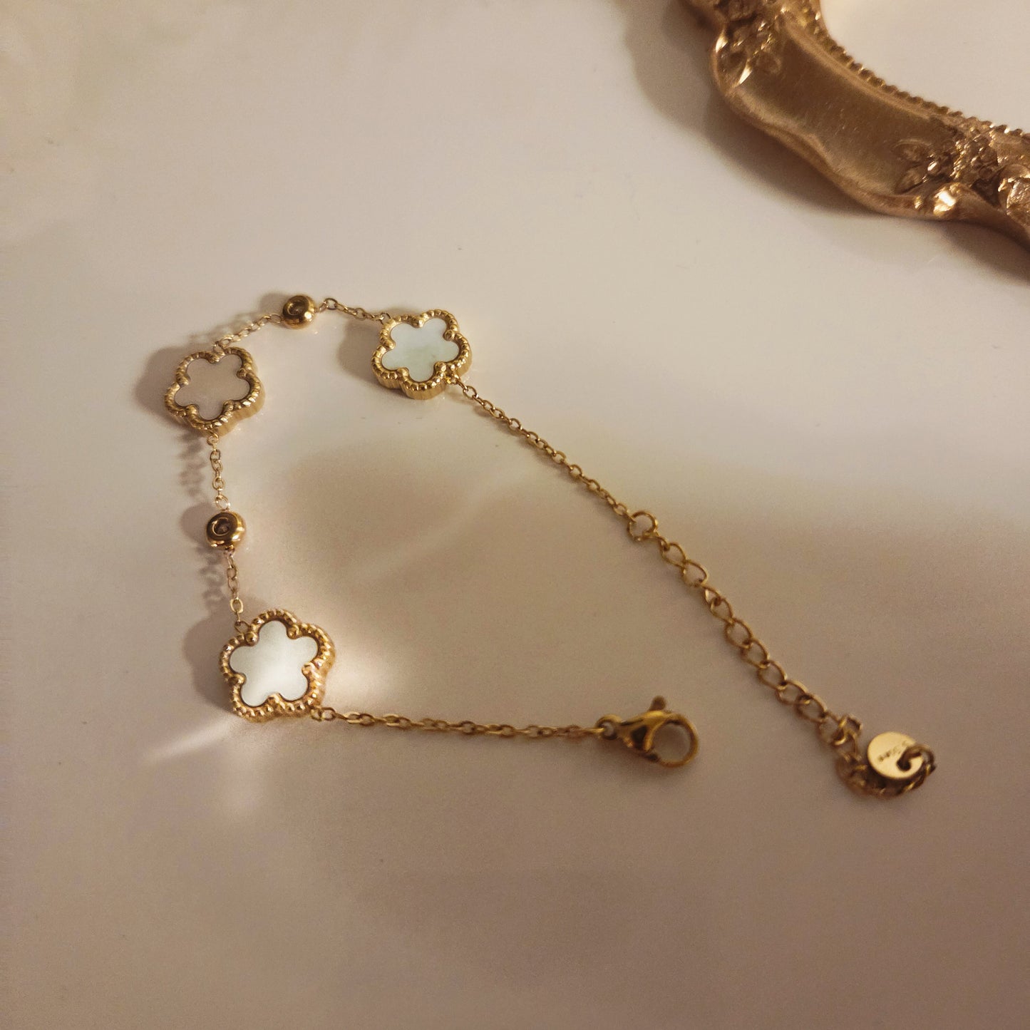 Détail des trèfles en nacre du bracelet doré