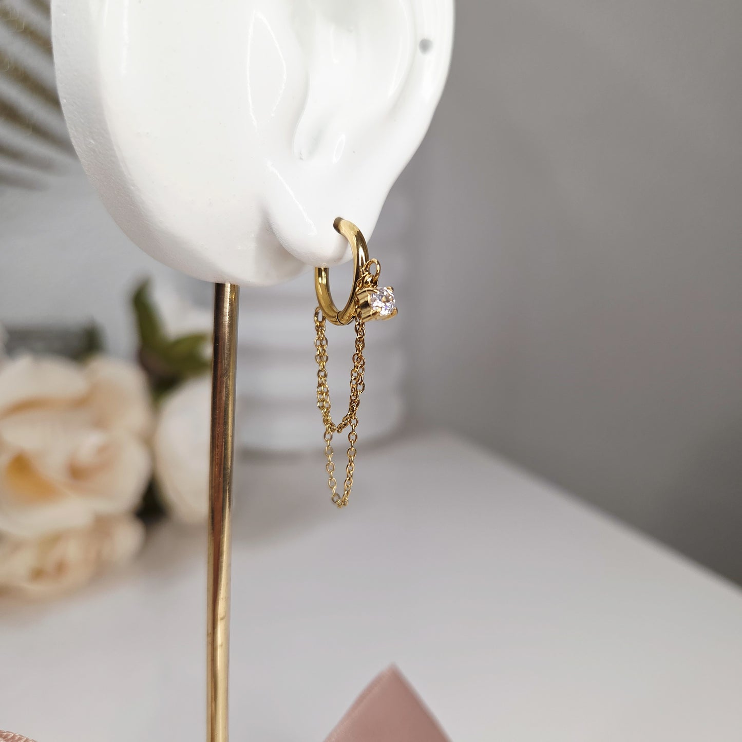 Boucles d’oreilles dorées à chaînes pendantes – Élégance moderne