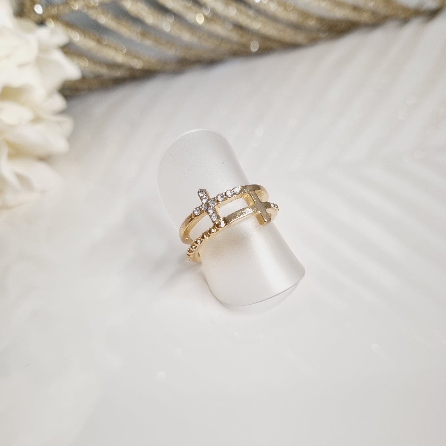 Bague dorée en forme de croix avec strass Taille ajustable