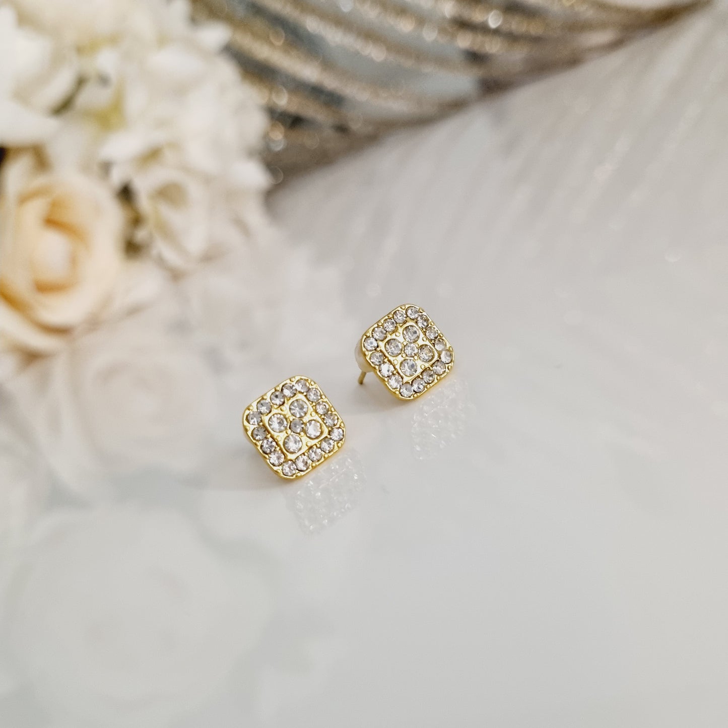 Découvrez nos élégantes boucles d'oreilles dorées ornées de strass, parfaites pour ajouter une touche de glamour à votre look. Ces boucles d'oreilles, couleur or, sont idéales pour toutes les occasions, qu'elles soient formelles ou décontractées. Caractéristiques : - **Design** : Dorées avec strass - **Couleur** : Or - **Matériau** : Laiton Ajoutez une étincelle à votre style avec ces boucles d'oreilles sophistiquées. Pour plus de détails, veuillez visiter notre site web.