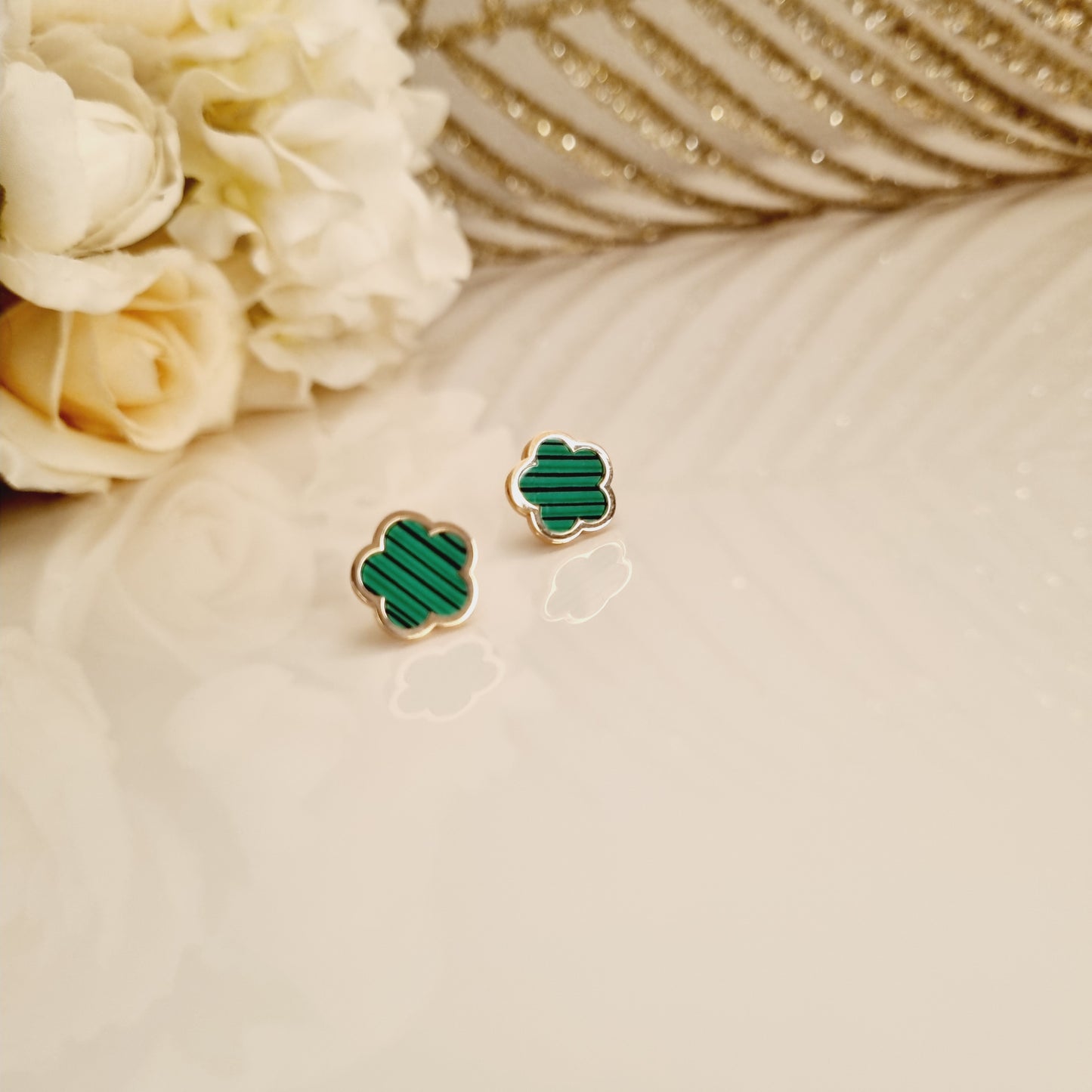 - boucles d'oreilles dorées pierre verte acier inoxydable - bijoux hypoallergéniques en inox - boucles d'oreilles élégantes acier inoxydable - accessoires mode pierre verte