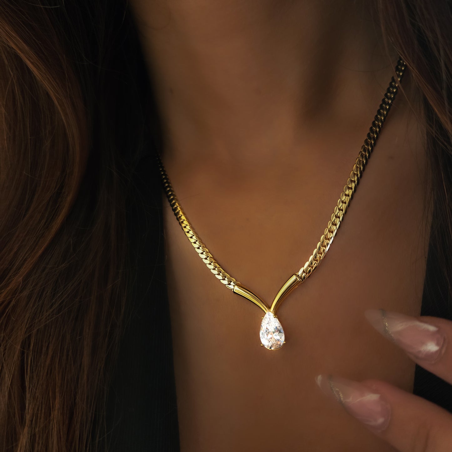 Pendentif goutte en zircon brillant monté sur collier doré en acier inoxydable