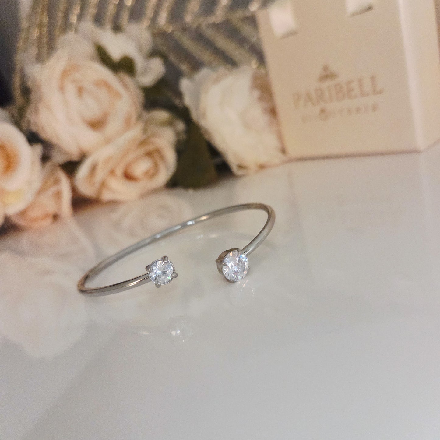 Bracelet rigide ouvert à double pierre – détail du bijou