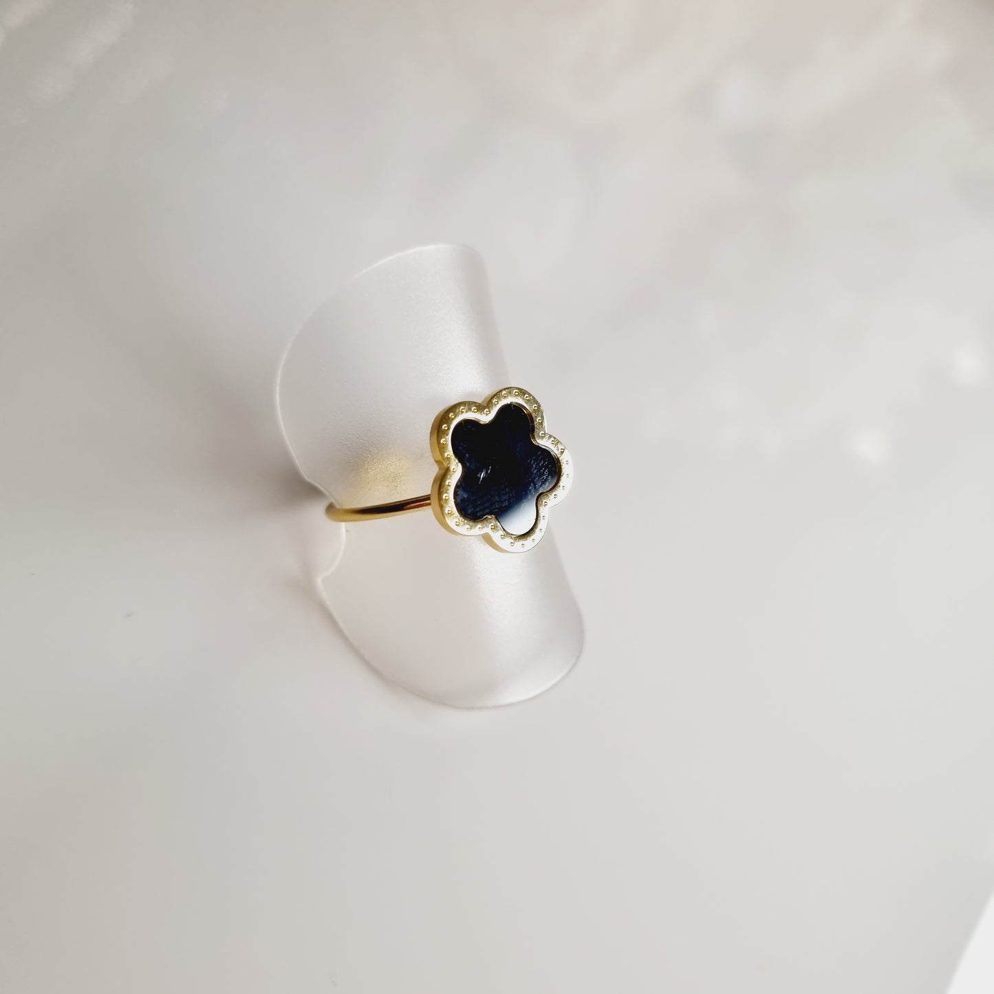 Bague en acier inoxydable couleur or et noir Taille réglable, convient à toutes les tailles de doigts. L'acier chirurgical / inox / inoxydable (peut être appelé de plusieurs manières différentes) résiste à l'eau et à tout type de liquide. Vous pouvez dormir avec, vous laver/baigner avec, faire du ménage avec sans craindre que la bague ne s'abime. Cette matière garde son éclat au fil des années et est hypoallergénique, elle convient donc pour les personnes sujettes aux allergies.