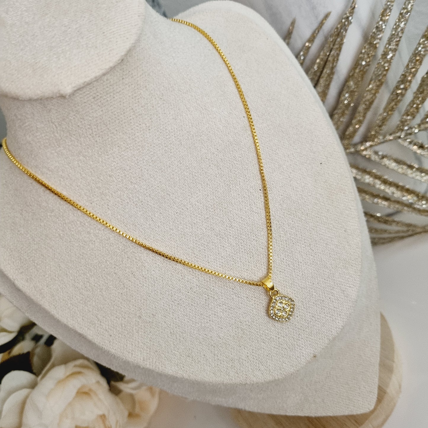 Découvrez notre collier doré avec strass, un accessoire élégant qui apportera une touche de glamour à votre tenue. Avec sa couleur or éclatante et ses strass étincelants, ce collier est parfait pour toutes les occasions, qu'elles soient formelles ou décontractées. Caractéristiques : - **Design** : Doré avec strass - **Couleur** : Or - **Ajustabilité** : Réglable pour un ajustement parfait Ajoutez ce collier sophistiqué à votre collection pour un style raffiné et intemporel.