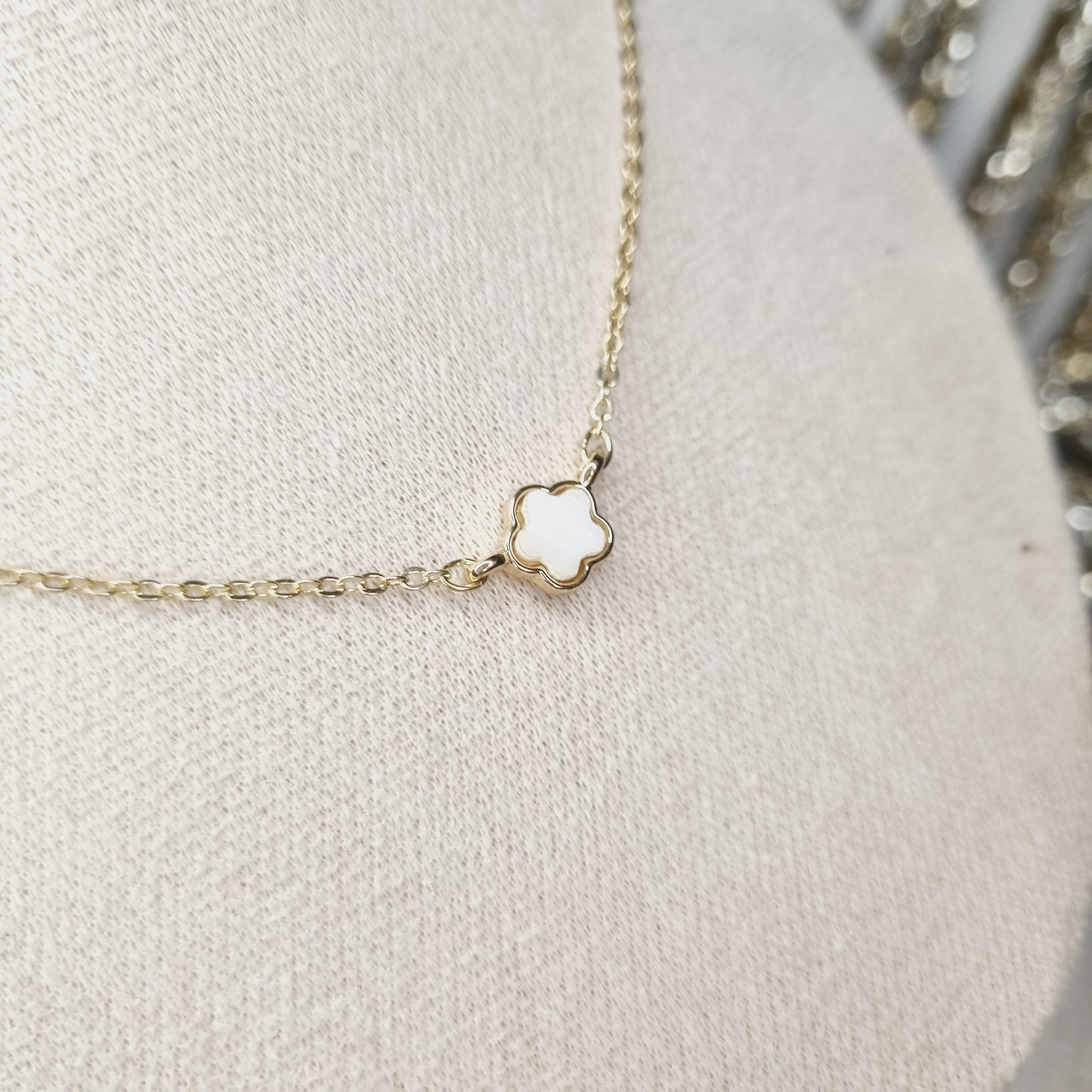 Découvrez notre collier doré orné d'une délicate fleur blanche, parfait pour ajouter une touche de féminité et d'élégance à votre tenue. Ce collier ajustable vous assure un confort optimal tout en maintenant son éclat intemporel. Caractéristiques : - **Design** : Fleur blanche - **Couleur** : Or - **Ajustabilité** : Réglable pour un ajustement parfait Ajoutez ce collier raffiné à votre collection pour un style chic et polyvalent. Pour plus de détails, veuillez visiter notre site web.