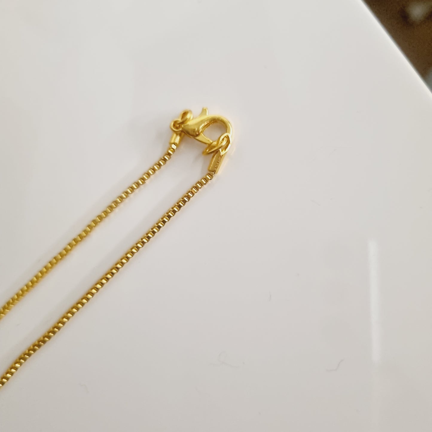 Découvrez notre collier doré avec strass, un accessoire élégant qui apportera une touche de glamour à votre tenue. Avec sa couleur or éclatante et ses strass étincelants, ce collier est parfait pour toutes les occasions, qu'elles soient formelles ou décontractées. Caractéristiques : - **Design** : Doré avec strass - **Couleur** : Or - **Ajustabilité** : Réglable pour un ajustement parfait Ajoutez ce collier sophistiqué à votre collection pour un style raffiné et intemporel.