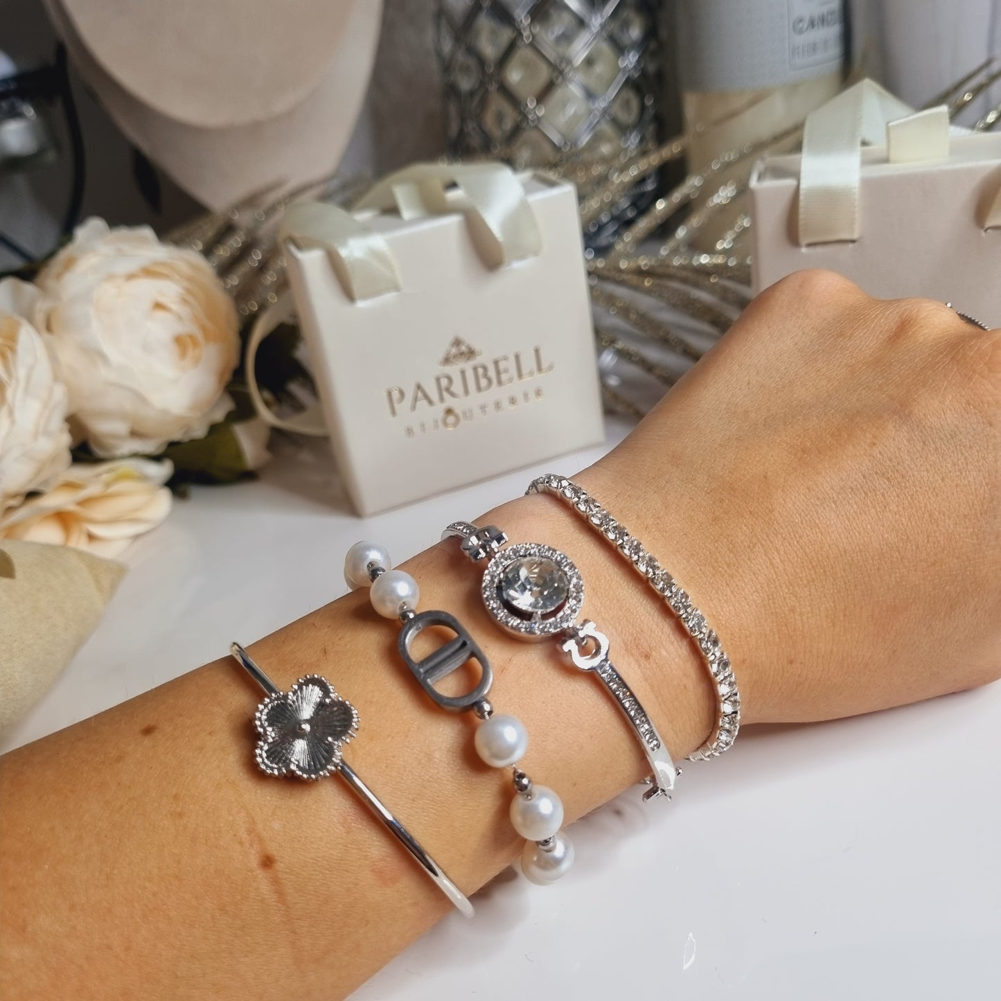 Photos du Bracelet Argenté avec Strass en Laiton, élégamment orné de strass scintillants, avec une finition argentée raffinée. Parfait pour ajouter une touche de glamour à toutes vos tenues.