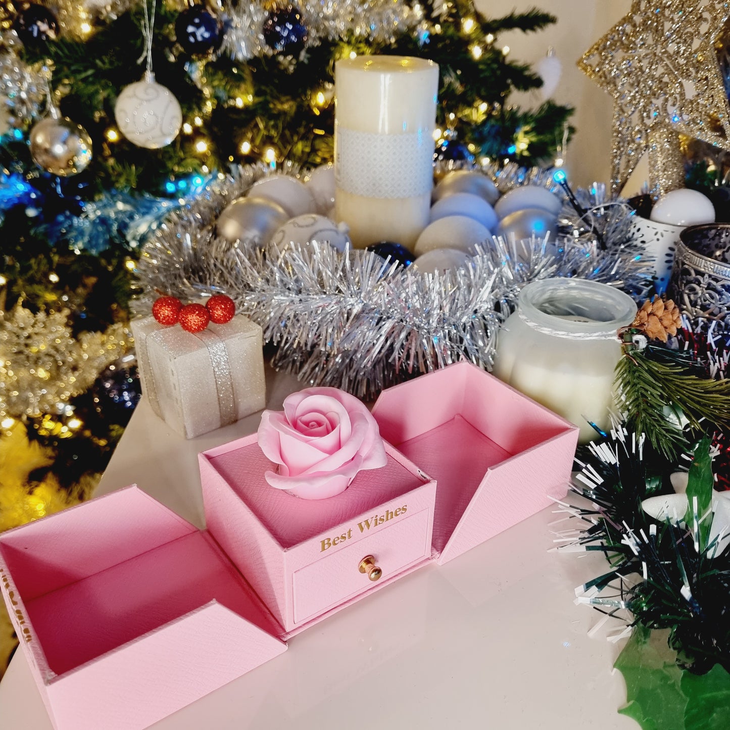 Boîte cadeau de bijoux avec une rose. La boîte s'ouvre pour montrer un magnifique bijou à l'intérieur. Effet surprise garanti. Idéal pour offrir pour la Saint Valentin ! La boîte pourra se concerver comme déco.