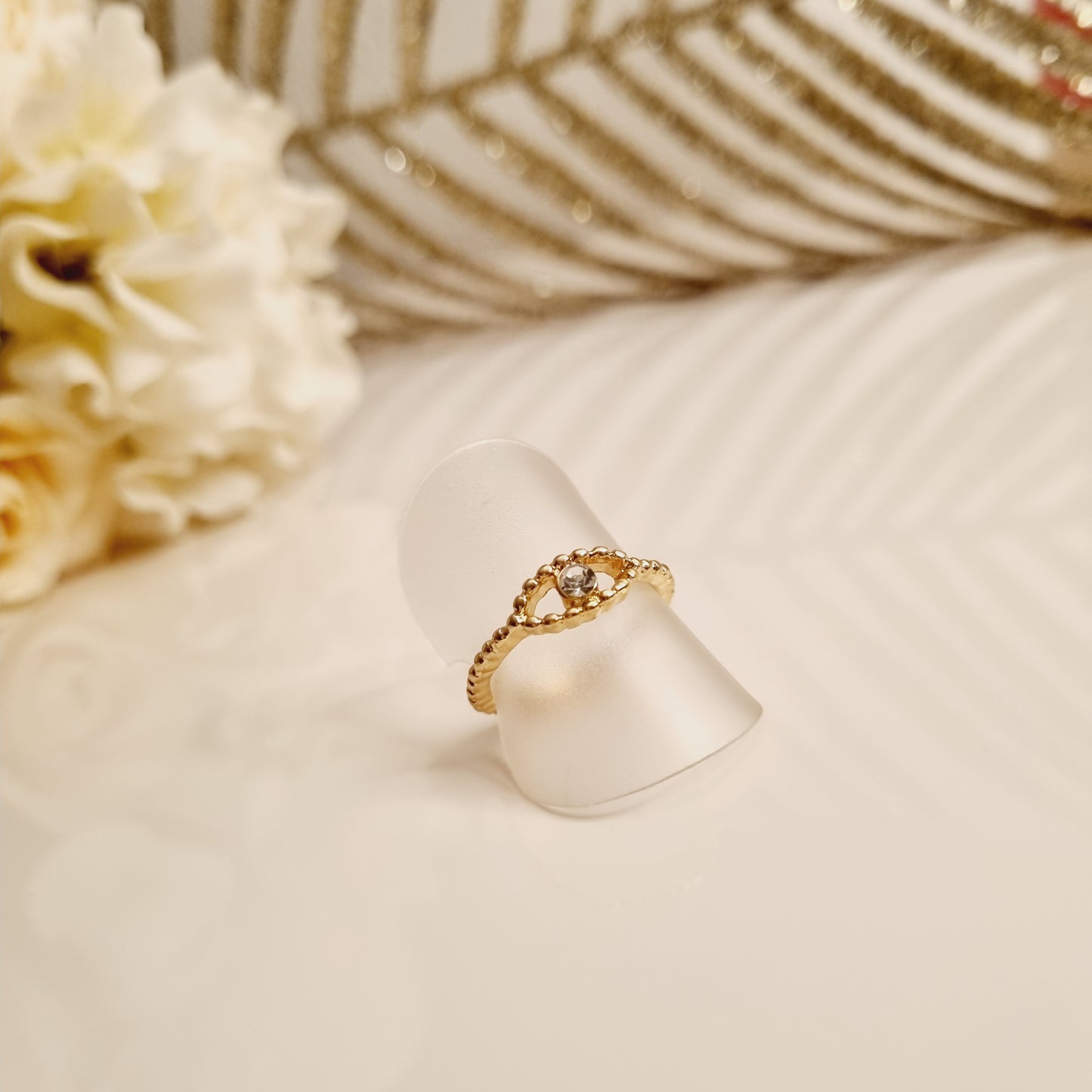 Découvrez notre bague dorée avec un motif en forme de l'oeuil, une pièce élégante et minimaliste fabriquée en laiton de haute qualité. Sa forme unique apporte une touche moderne et raffinée à n'importe quelle tenue. Avec sa couleur or, cette bague est parfaite pour une utilisation quotidienne ou pour des occasions spéciales. Caractéristiques : - Matériau : Laiton et strass - Couleur : Or 