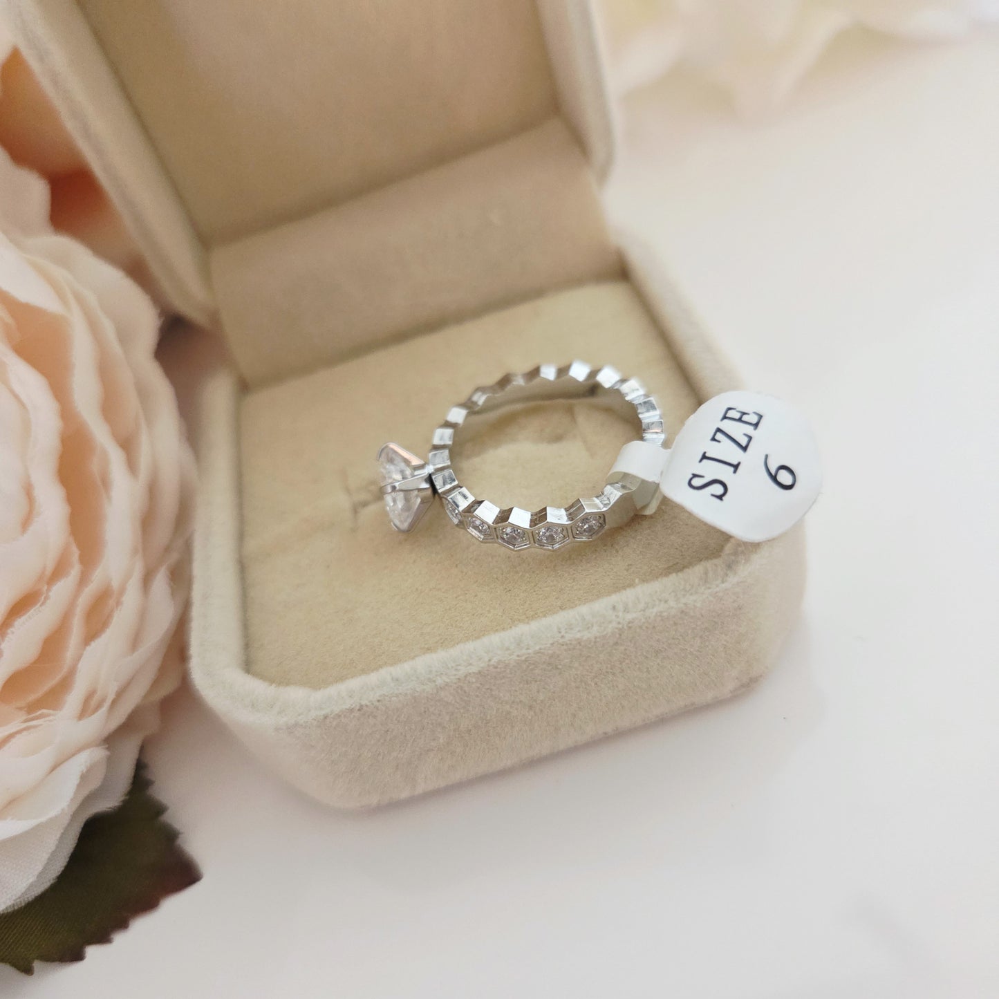 Bague en acier inoxydable ajustable avec zircon rond scintillant et pierres étincelantes