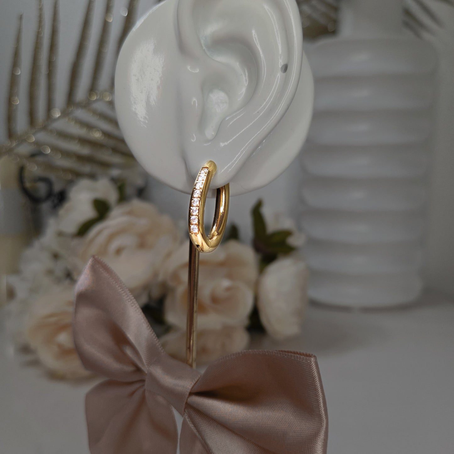 Boucles d’oreilles créoles dorées serties de zircons – Élégance intemporelle