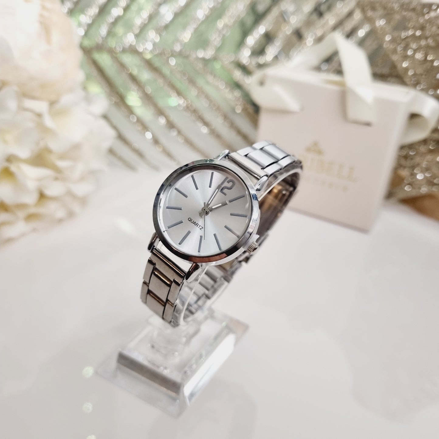 Montre argentée en acier inoxydable, à cadran rond