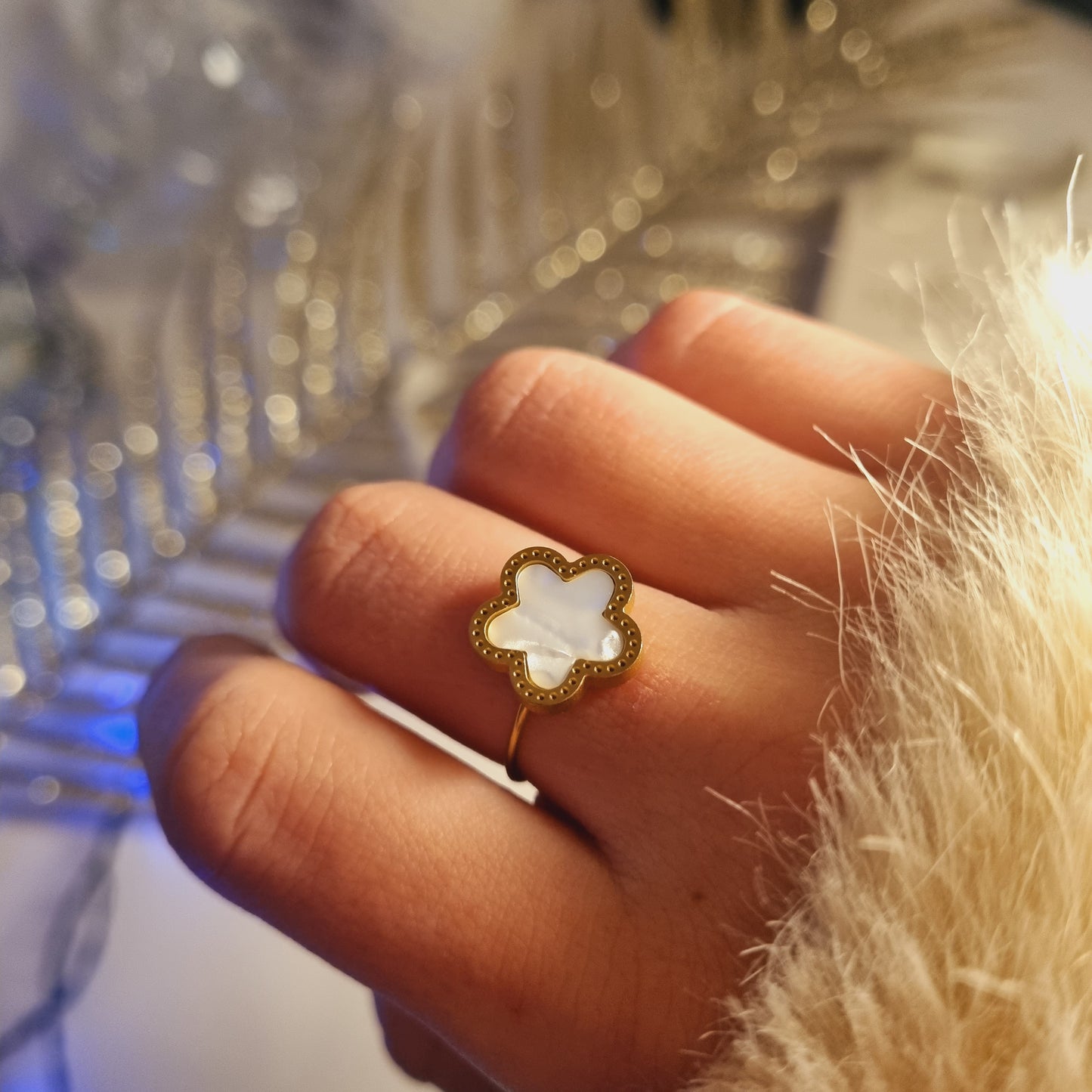 Bague dorée avec fleur blanche en pierre nnacrée, acier inoxydable, taille réglable