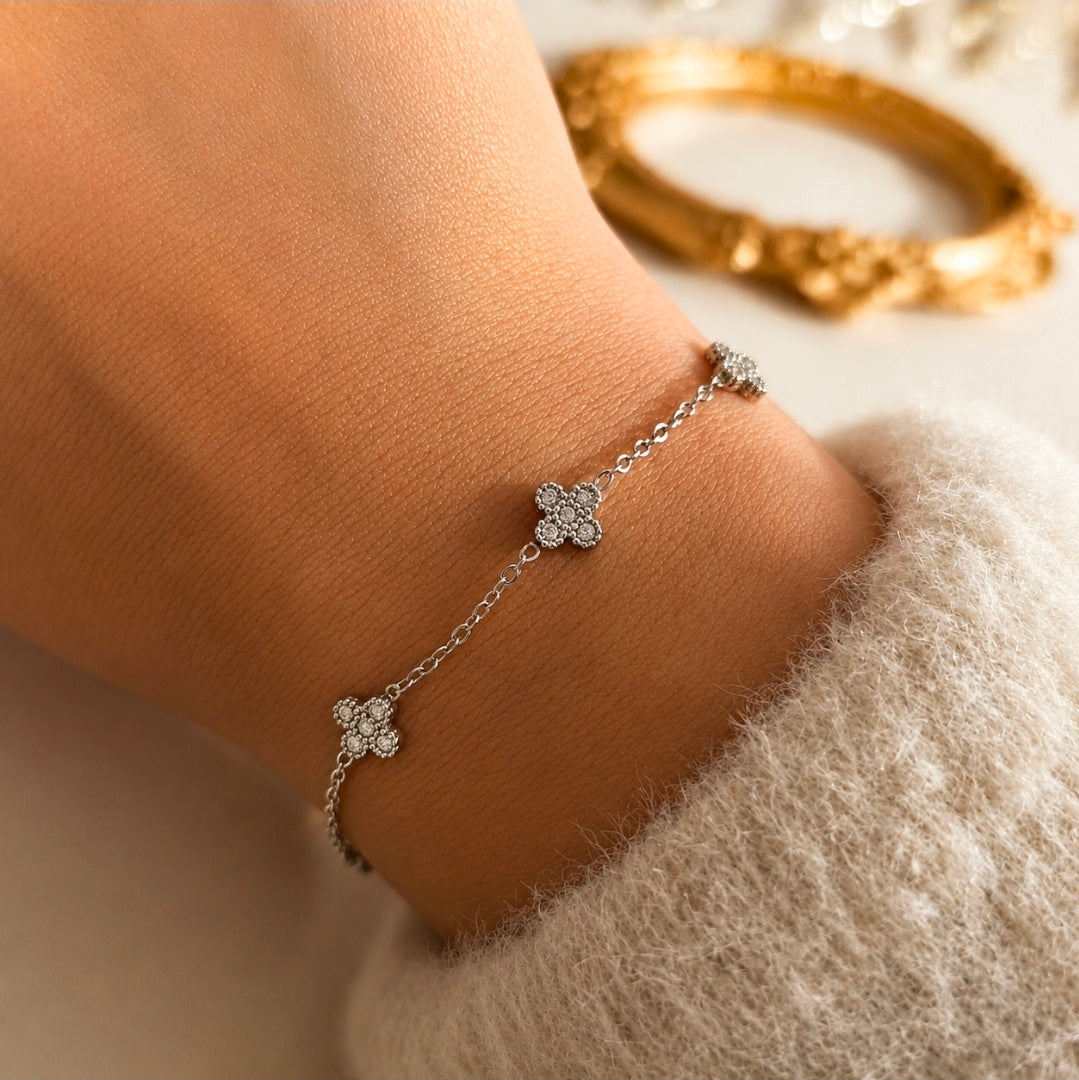 Bracelet trèfles brillants argenté – minimalisme chic