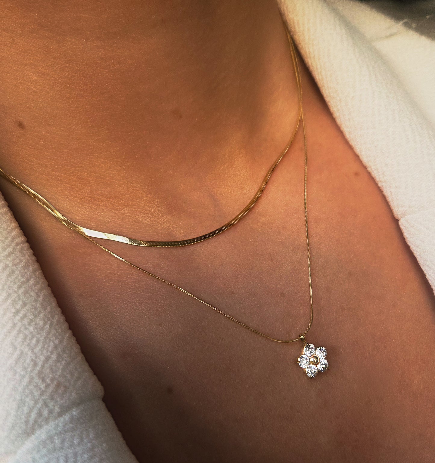 Collier Fleur Étincelante Doré en Acier Inoxydable