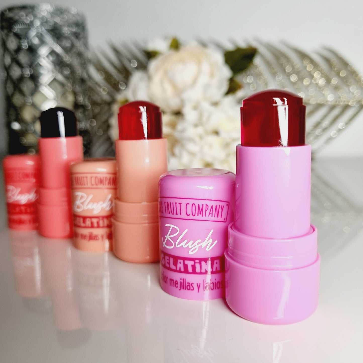 Gelly blush pour maquiller les joues avec un effet bonne mine. 3 couleurs au choix : corail, pêche et rose.