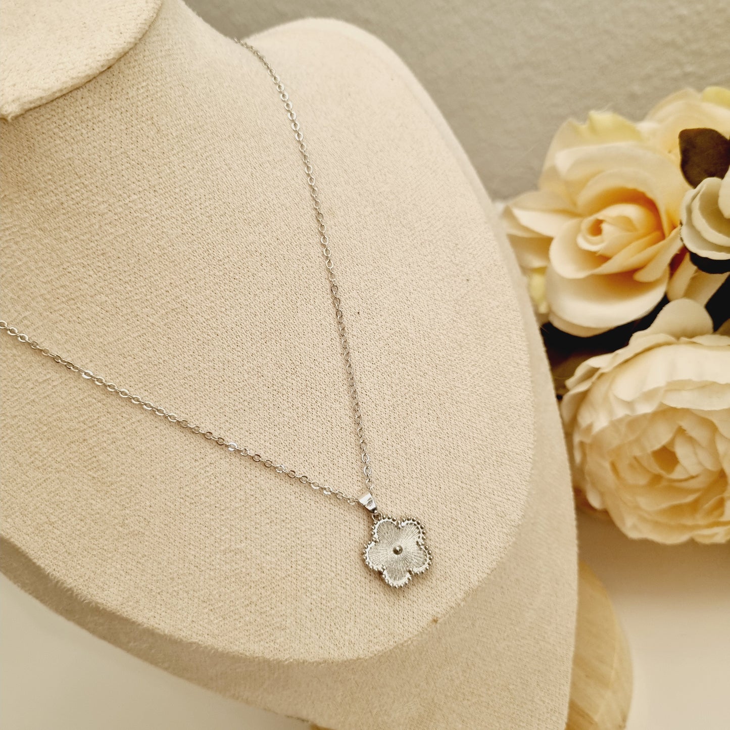 - collier argenté trèfle à 5 feuilles laiton - bijou ajustable en laiton - collier élégant pour femme - accessoire mode argenté