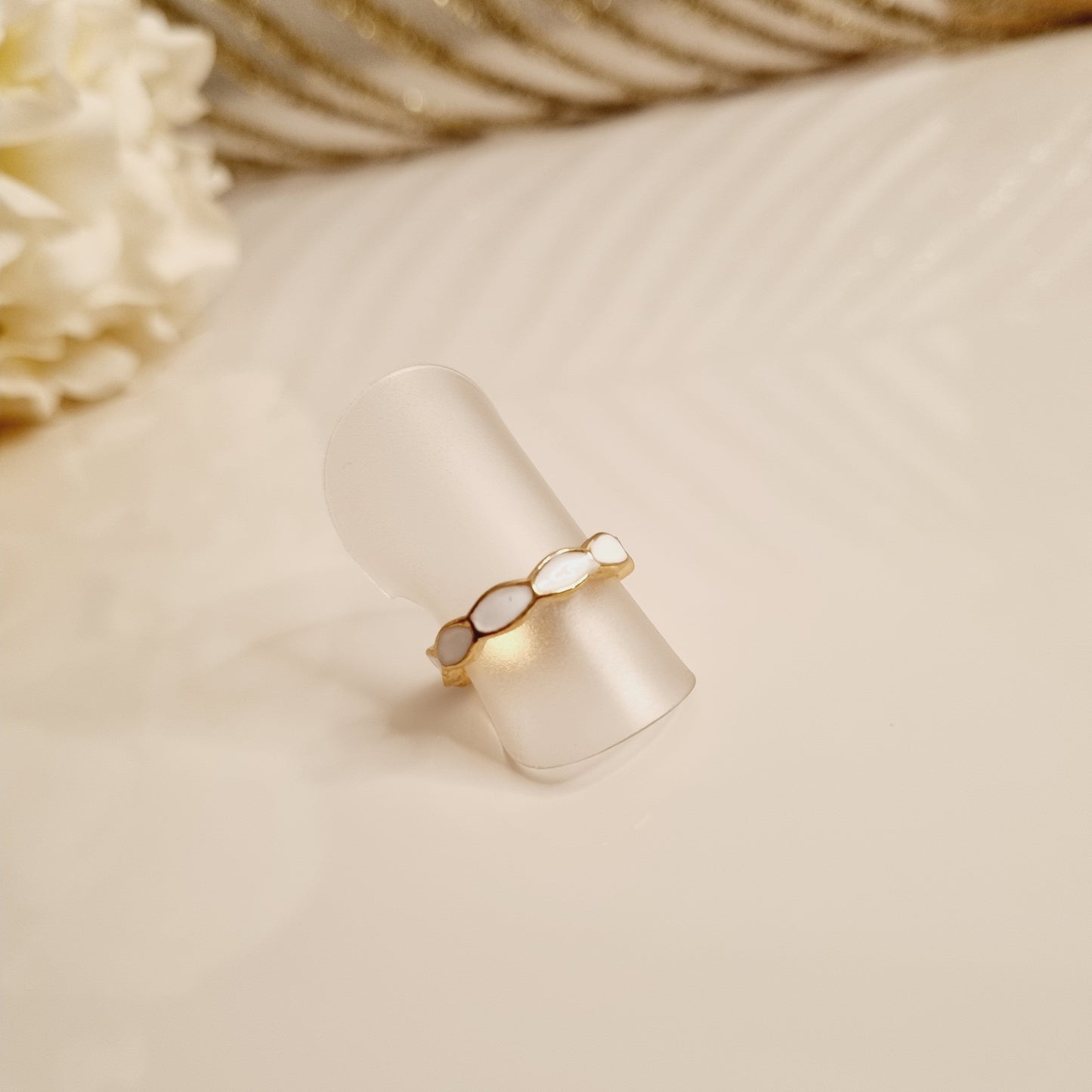 Découvrez notre bague dorée et blanche, une pièce élégante et minimaliste fabriquée en laiton de haute qualité. Sa forme en V unique apporte une touche moderne et raffinée à n'importe quelle tenue. Avec sa couleur or, cette bague est parfaite pour une utilisation quotidienne ou pour des occasions spéciales. Caractéristiques : - Matériau : Laiton - Couleur : Or et blanc