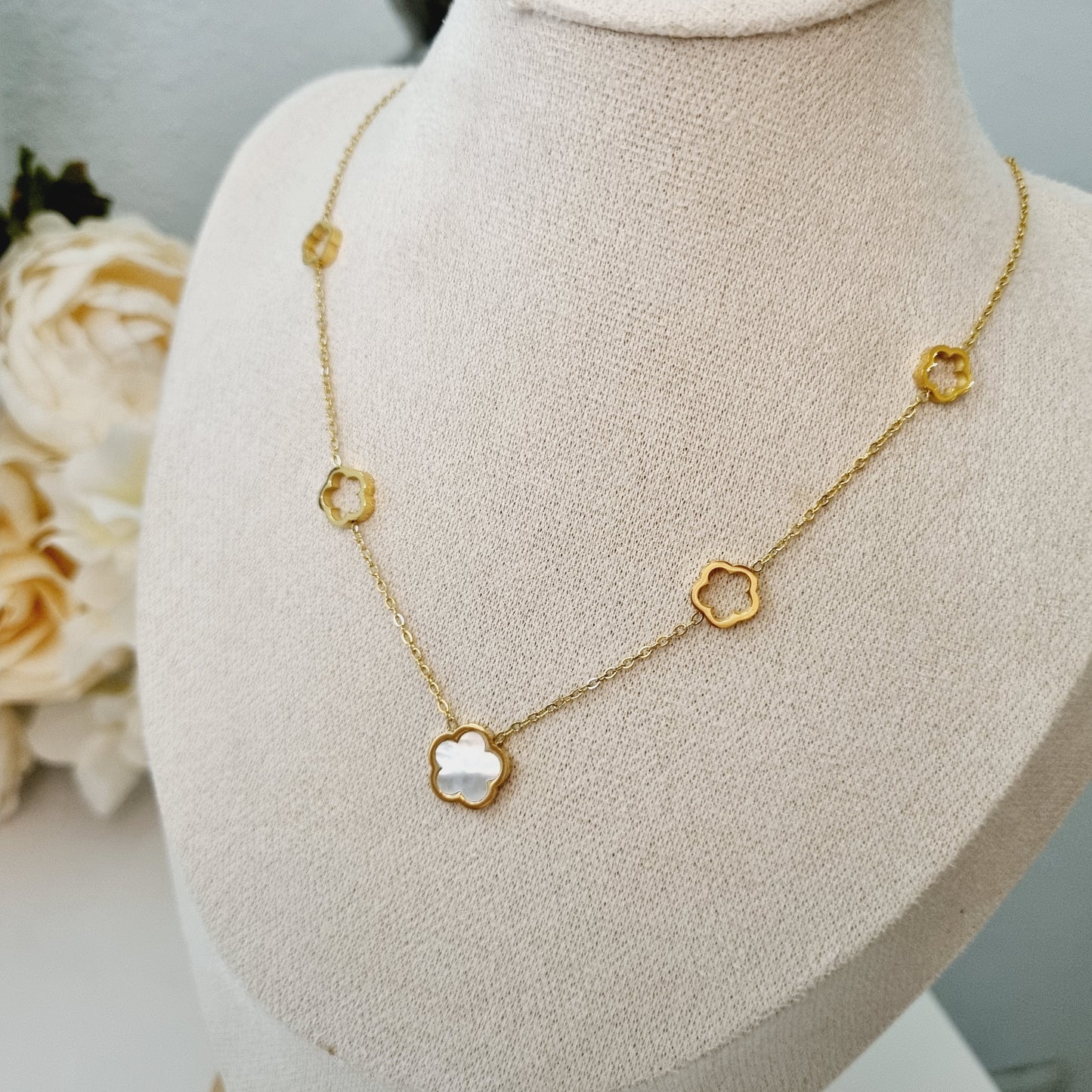 Collier en acier inoxydable couleur or Ajustable L'acier chirurgical / inox / inoxydable (peut être appelé de plusieurs manières différentes) résiste à l'eau et à tout type de liquide. Vous pouvez dormir avec, vous laver/baigner avec, faire du ménage avec sans craindre que la bague ne s'abime. Cette matière garde son éclat au fil des années et est hypoallergénique, elle convient donc pour les personnes sujettes aux allergies.