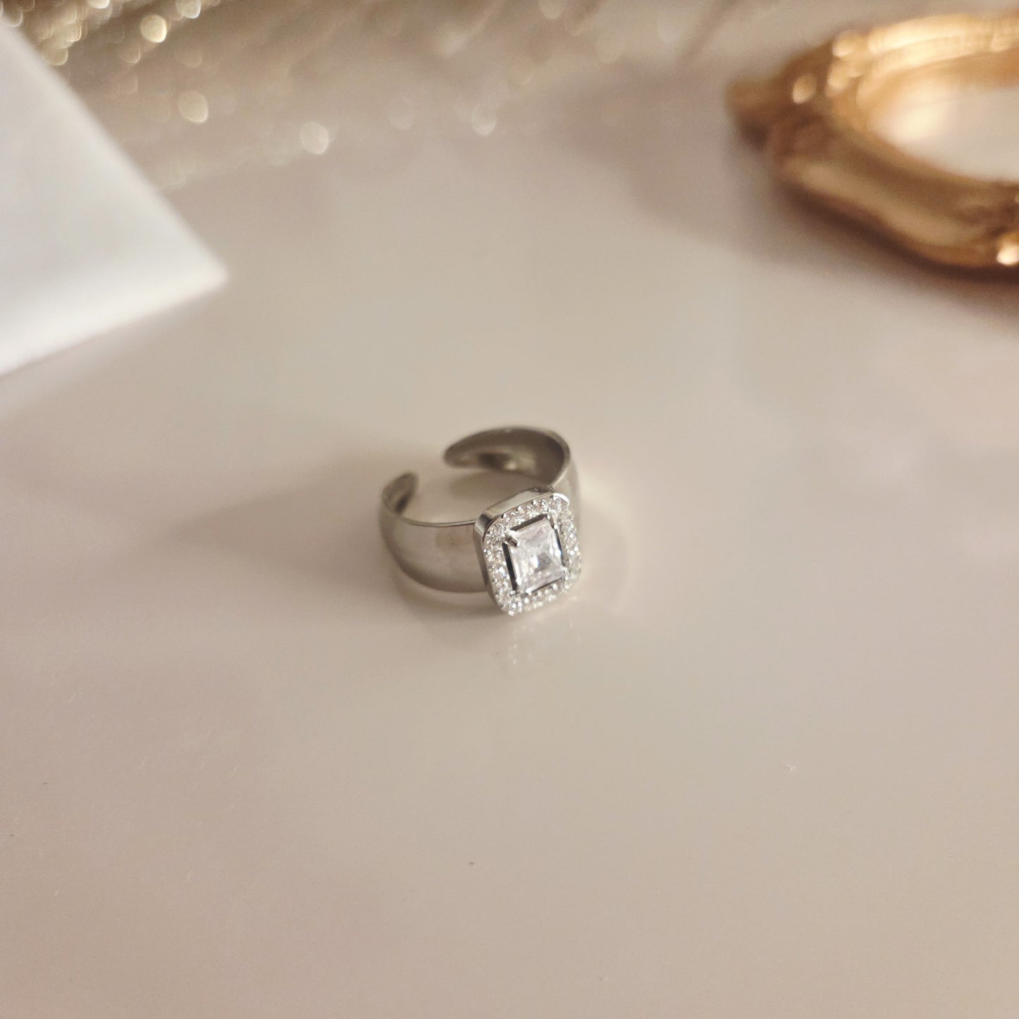 Bague pierre rectangle ajustable – détail du bijou