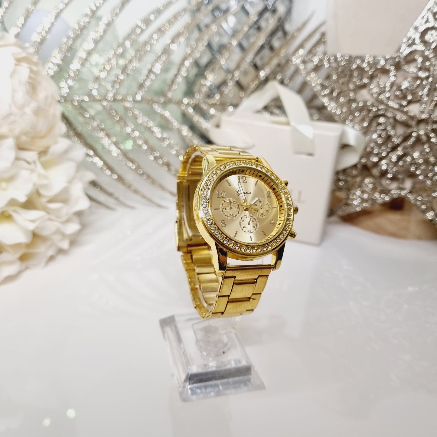 Montre dorée à cadran rond orné de strass. Style très classe, de soirée, pour femme. Idée cadeau Saint Vaneltin.