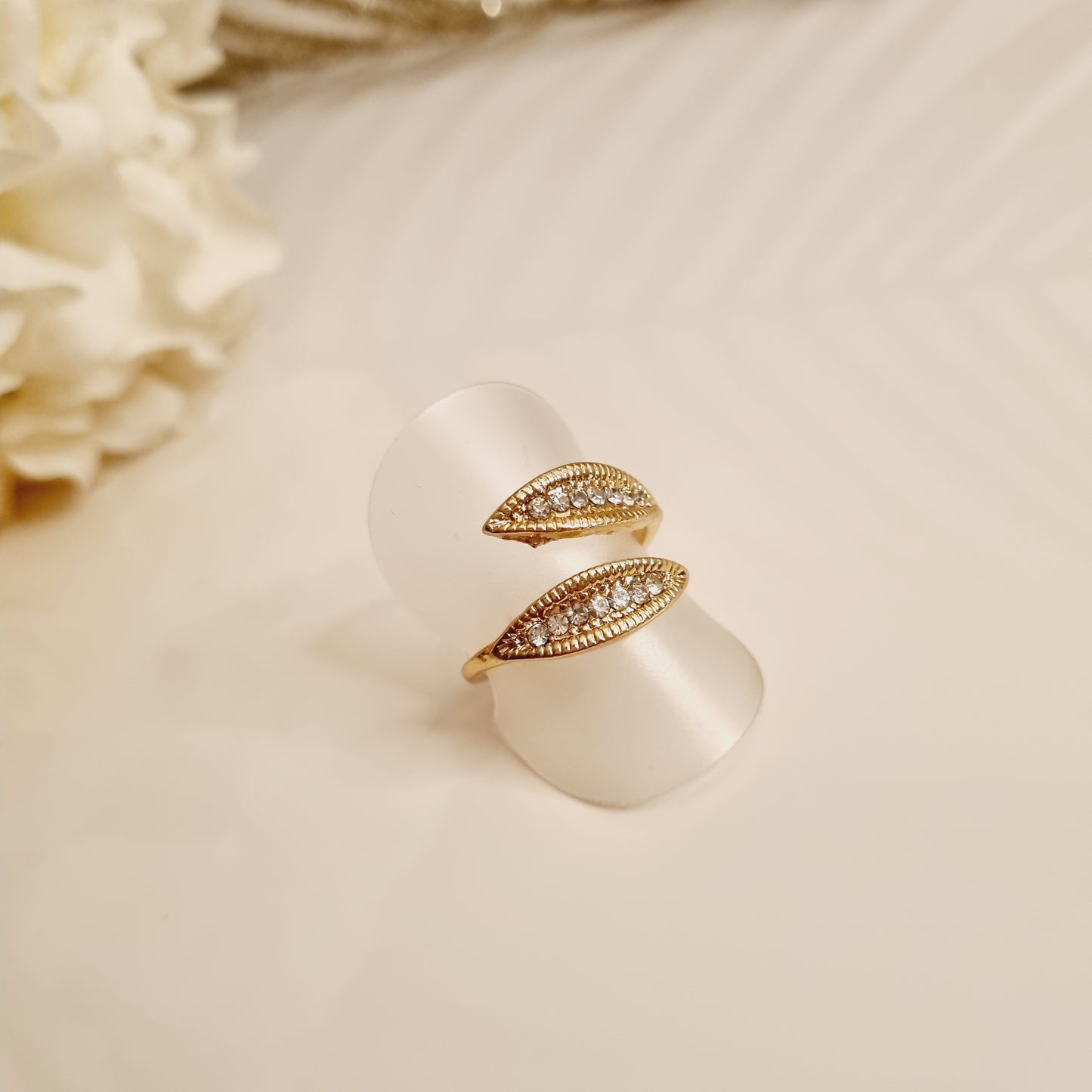 Découvrez notre bague dorée en spirale et forme de 2 feuilles avec strass, une pièce élégante et minimaliste fabriquée en laiton de haute qualité. Sa forme unique apporte une touche moderne et raffinée à n'importe quelle tenue. Avec sa couleur or, cette bague est parfaite pour une utilisation quotidienne ou pour des occasions spéciales. Caractéristiques : - Matériau : Laiton et strass - Couleur : Or 