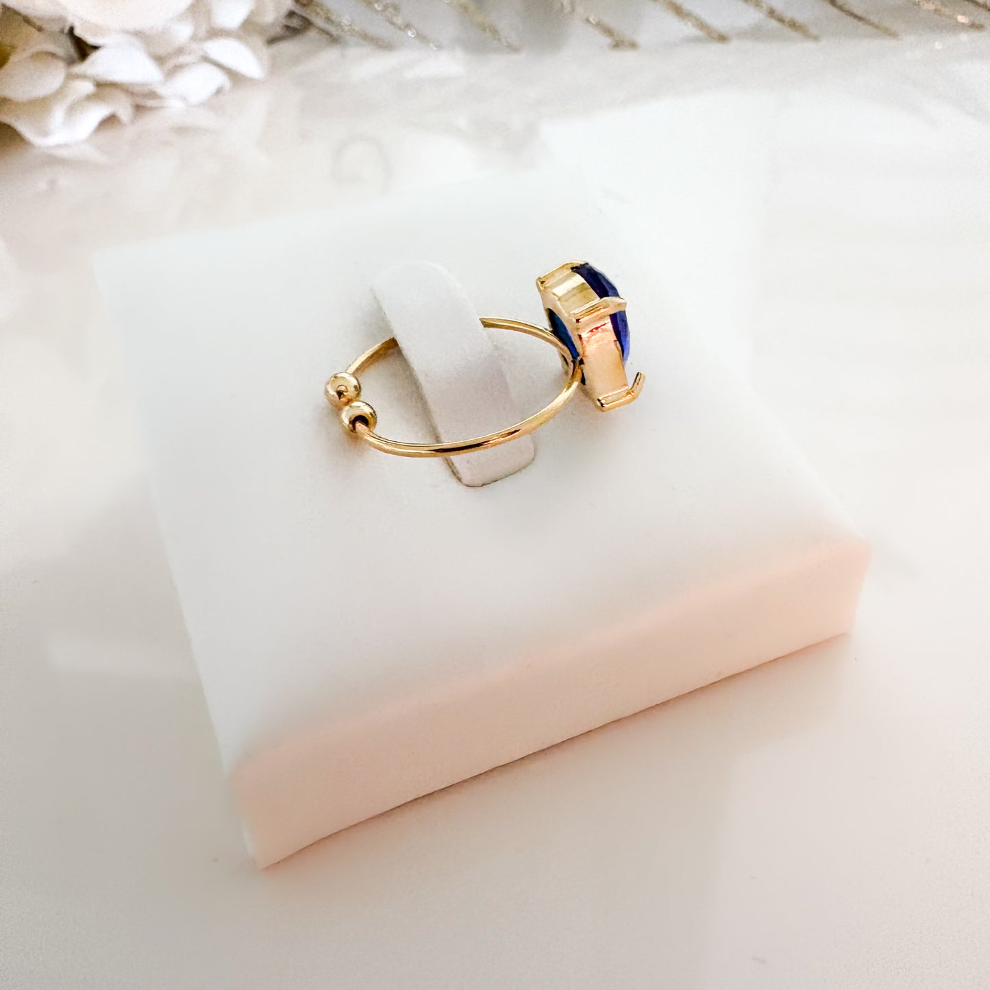 Bague dorée acier inoxydable – pierre bleue ovale ajustable vue de côté