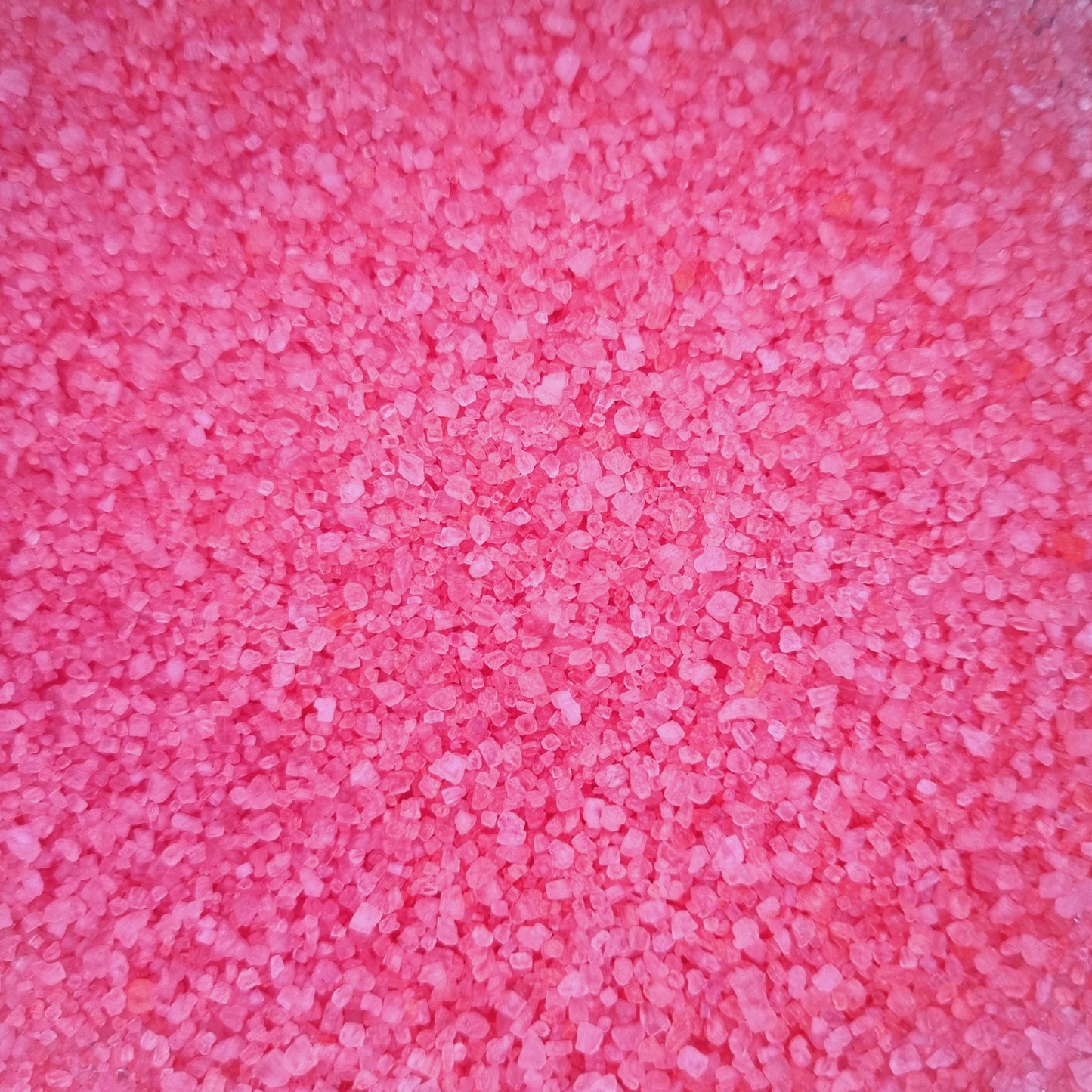 100g Ce sel de bain est à base d'huiles essentielles d'orange, ylany ylang, et citron. L'huile d'ylany ylang calme la nervosité, celle du citron apporte du tonus et de l'énergie, celle d'orange apporte bien-être et apaise les tensions.