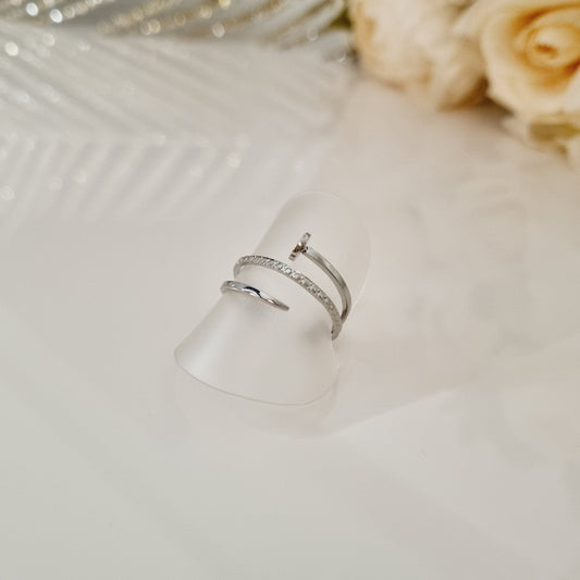 Bague clou femme en acier inoxydable disponible en finition dorée ou argentée