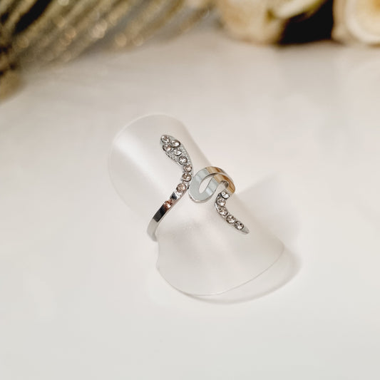 Bague serpent ajustable sertie disponible en doré et argenté chez Paribell