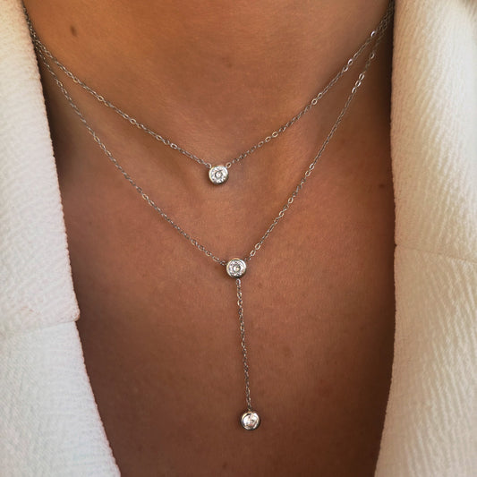 Collier Y argenté en acier inoxydable avec zircon lumineux porté au décolleté