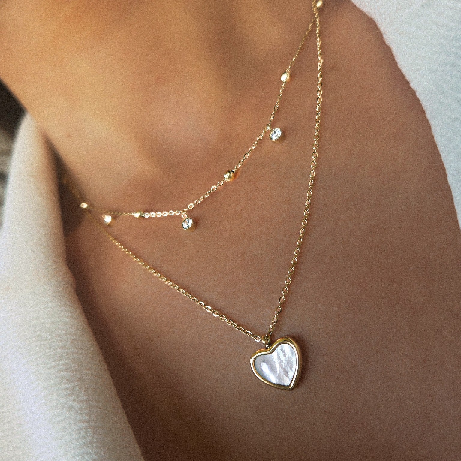 Collier double rang doré cœur nacré et strass porté